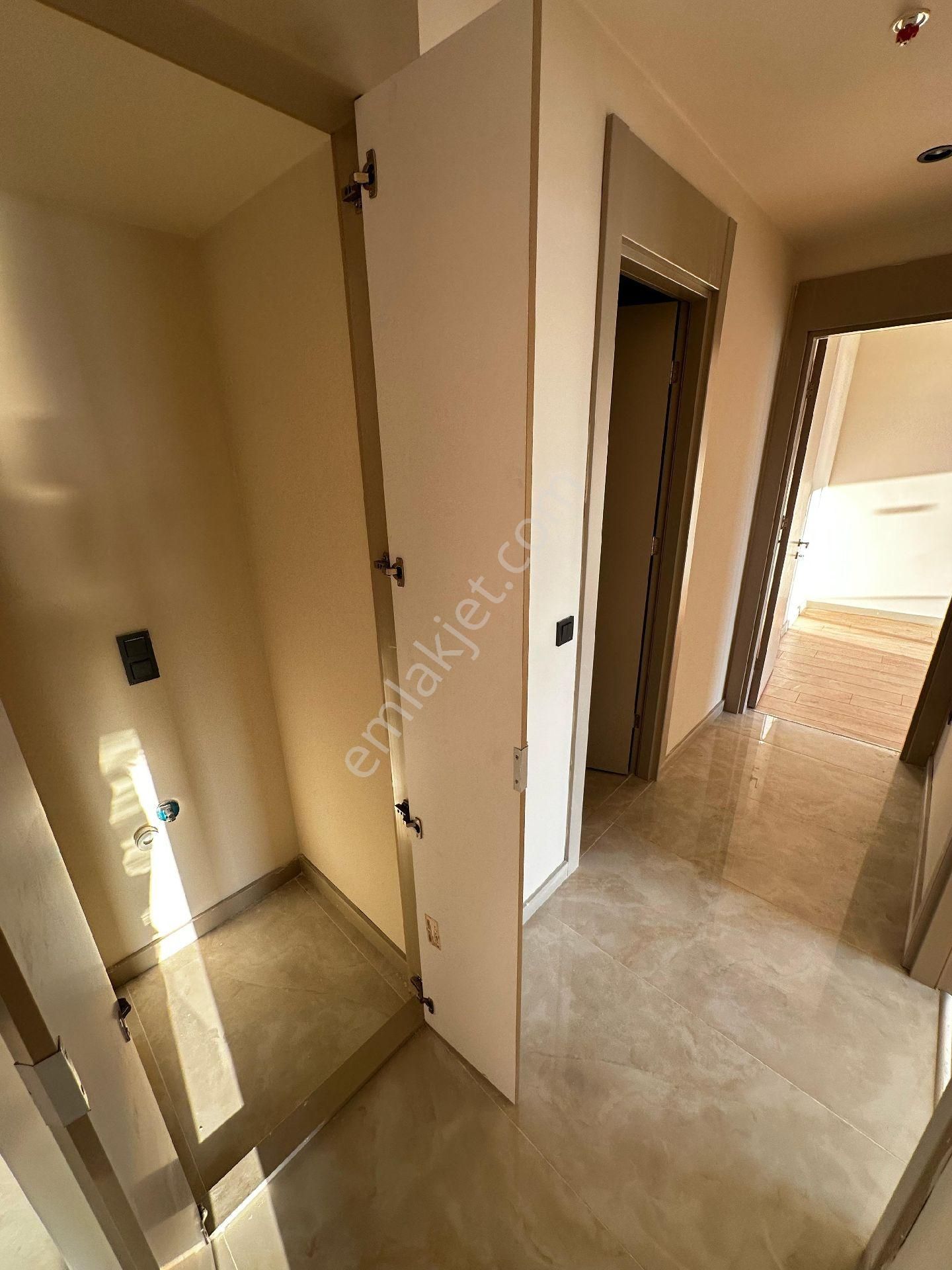 Göl Manzaralı Seti İçerisinde Muhteşem Bir Daire - Görsel 12