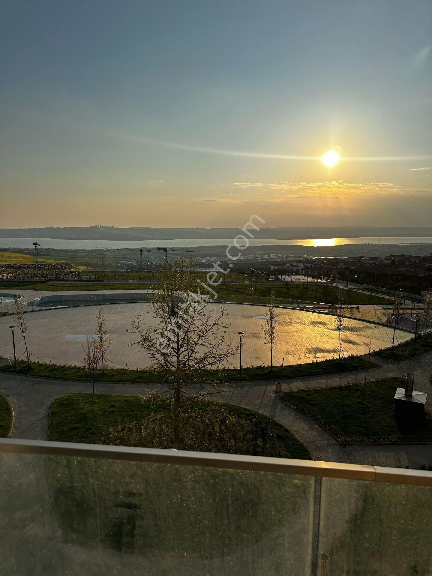 Göl Manzaralı Seti İçerisinde Muhteşem Bir Daire - Görsel 3