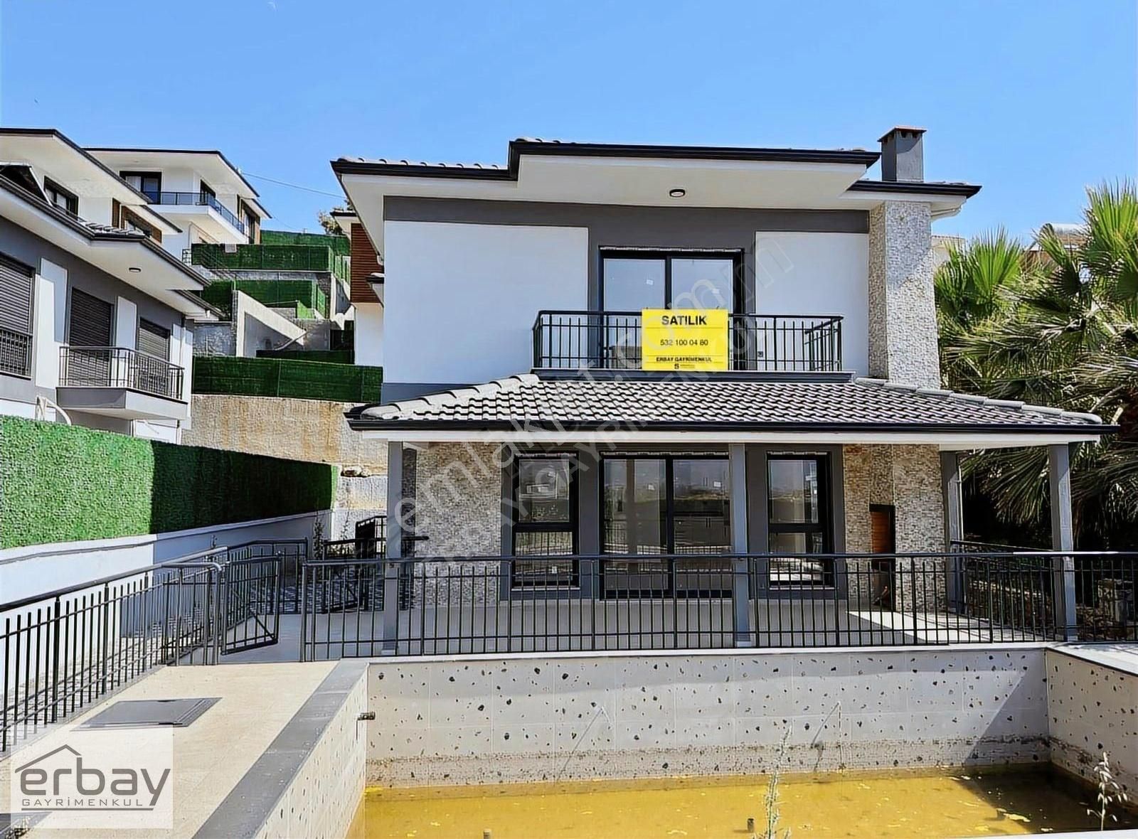 Üzümlü'de Giriş Katta Yatak Odalı Havuzlu Villa