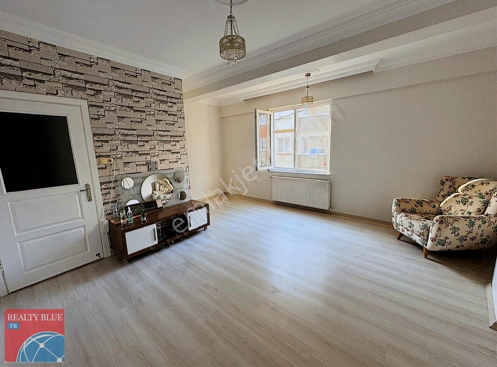 Çekmeköy Hamidiye'de Cadde Üstü Balkonlu Arakat Kiralık Daire..