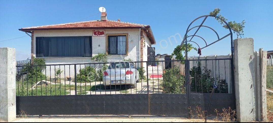Afyonkarahisar Çıkrıkta Köşe Konumlu Bahçeli Müstakil Ev