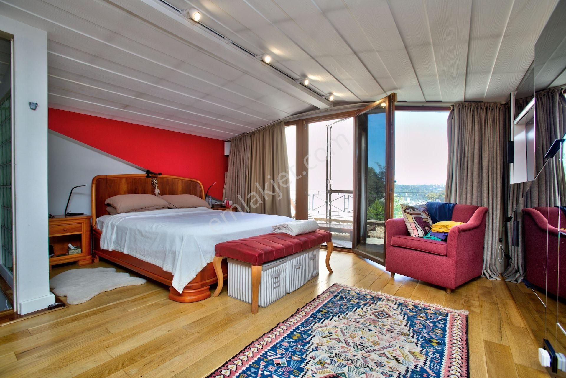 Emirgan'ın En Özel Sokağında Bahçeli Müstakil Ev - Görsel 13