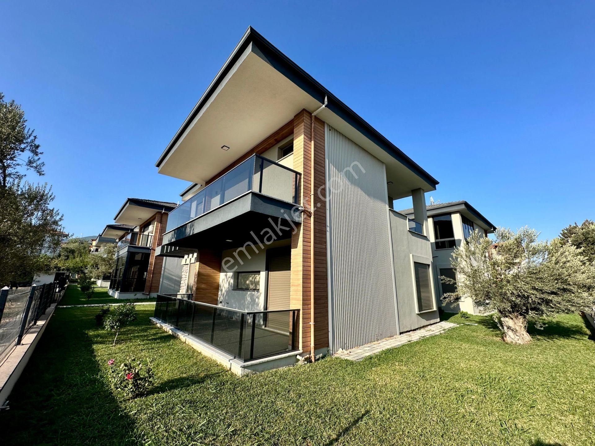✨akçay Ay Emlaktan✨tahtakuşlarda Denize 300 M Yeşillikler İçerisinde Huzur Bulacağınız 4+1 Villa