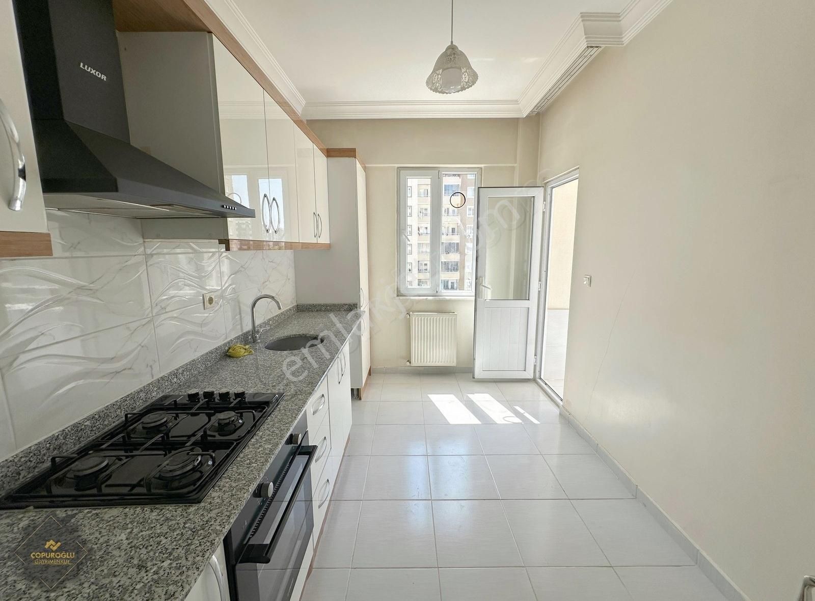 Karataş Merkez'de S.içerisinde Arakat Kiralık 2+1 Daire Fırsatı