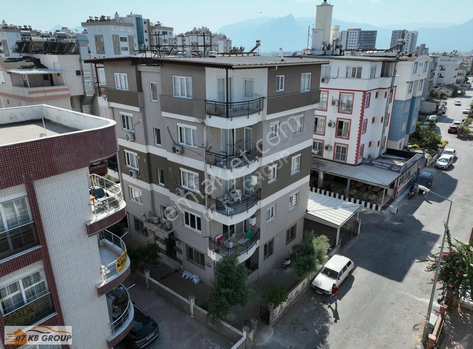 07kb Emlaktan Kafeler Cad. Arakatta Ayrı Mutfaklı 2+1 Daire