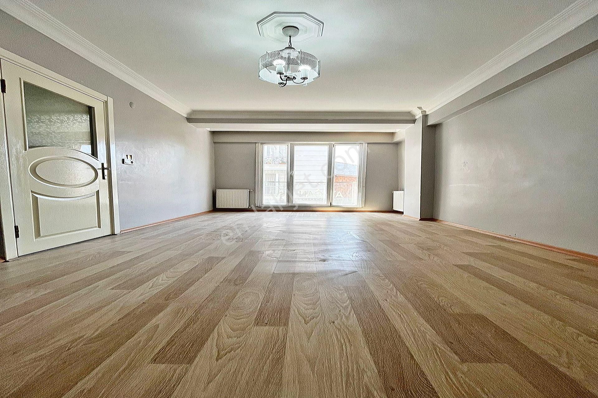 Bahçeşehir'in Dibinde Cadde Üzeri Satılık 2+1 Arakat Daire