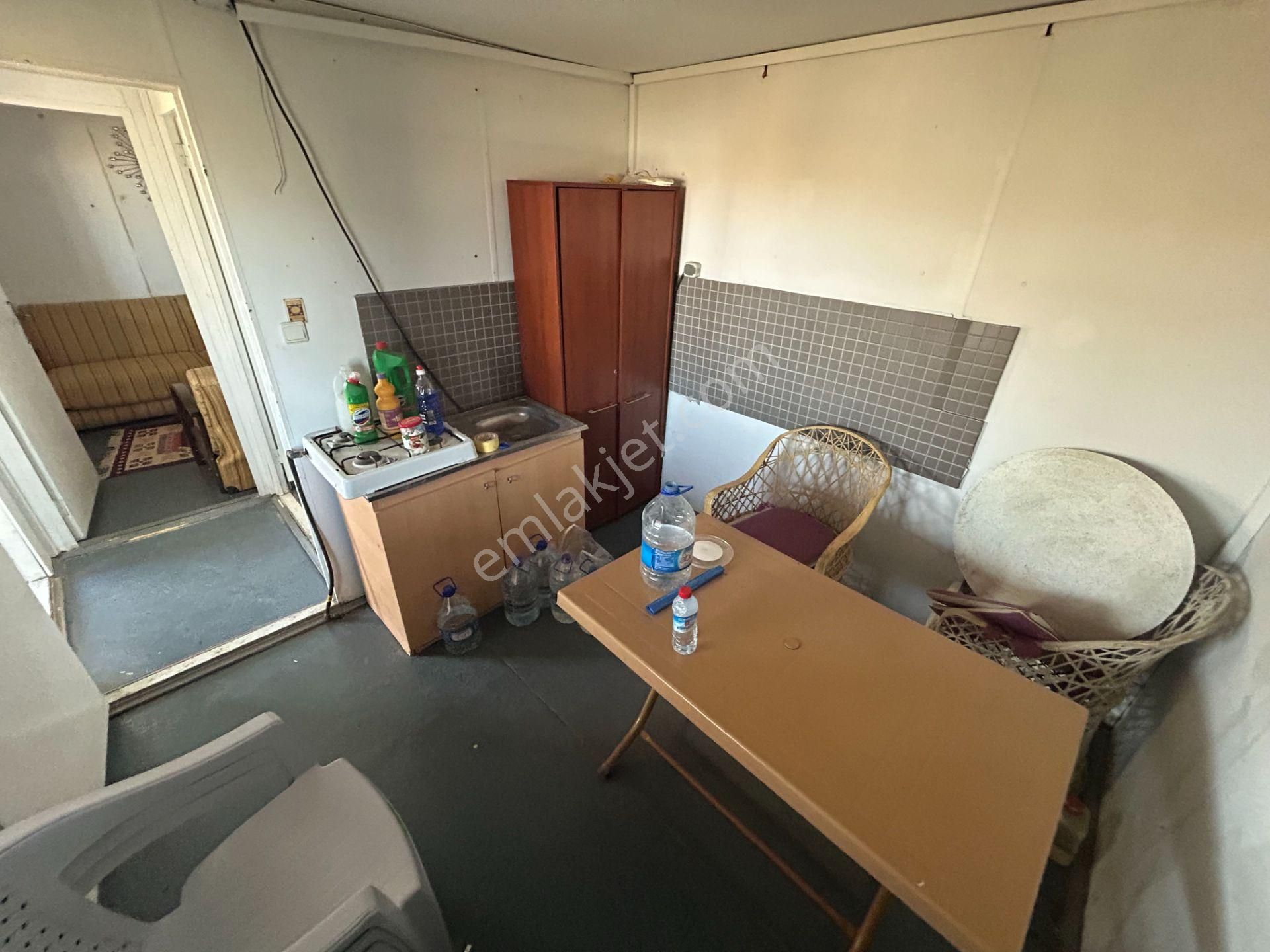 Tapulu Etrafı Çevrili Konteyner Ve Su Tankı Olan Bahçe - Görsel 5