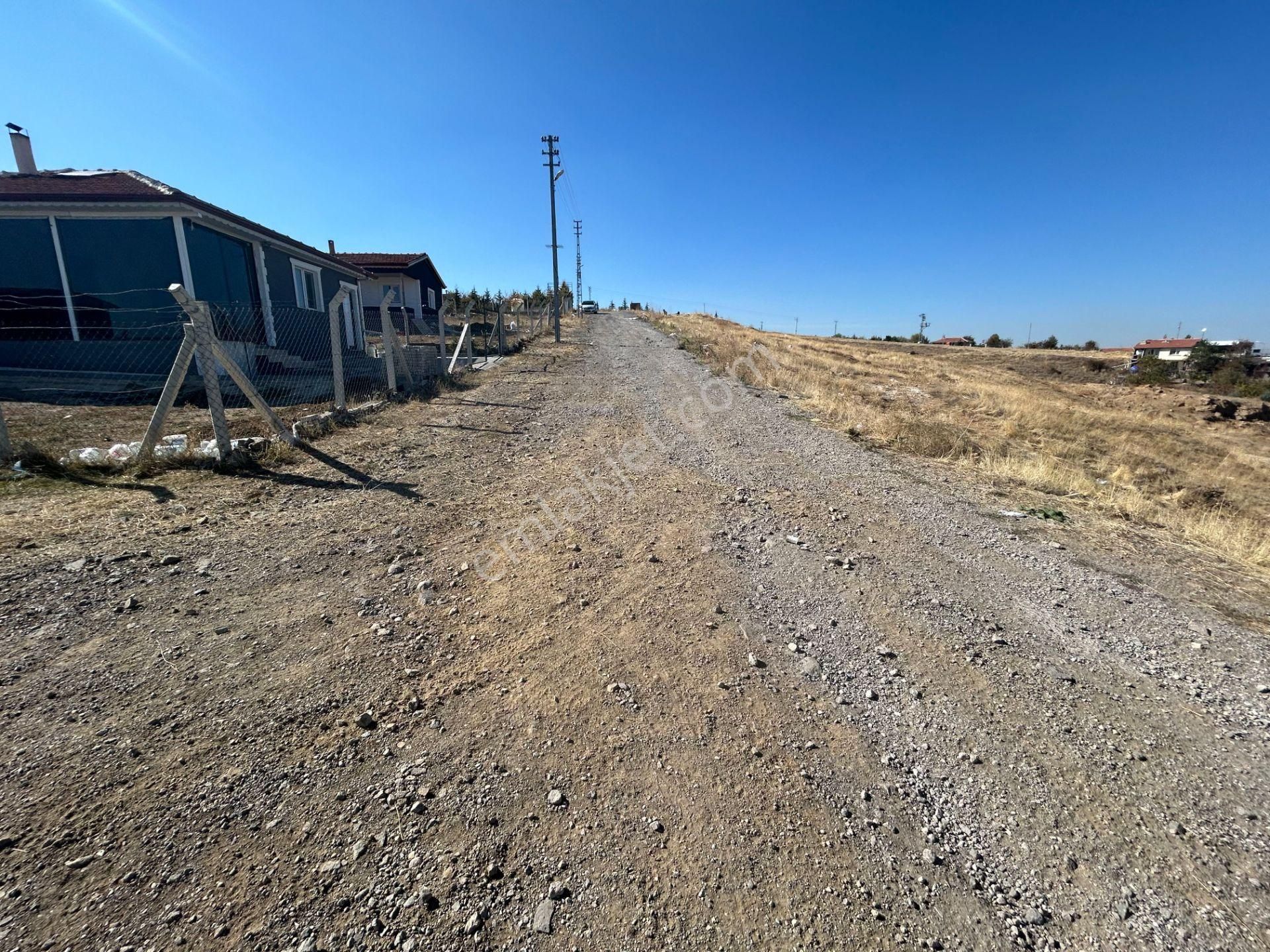 Tapulu Etrafı Çevrili Konteyner Ve Su Tankı Olan Bahçe - Görsel 19