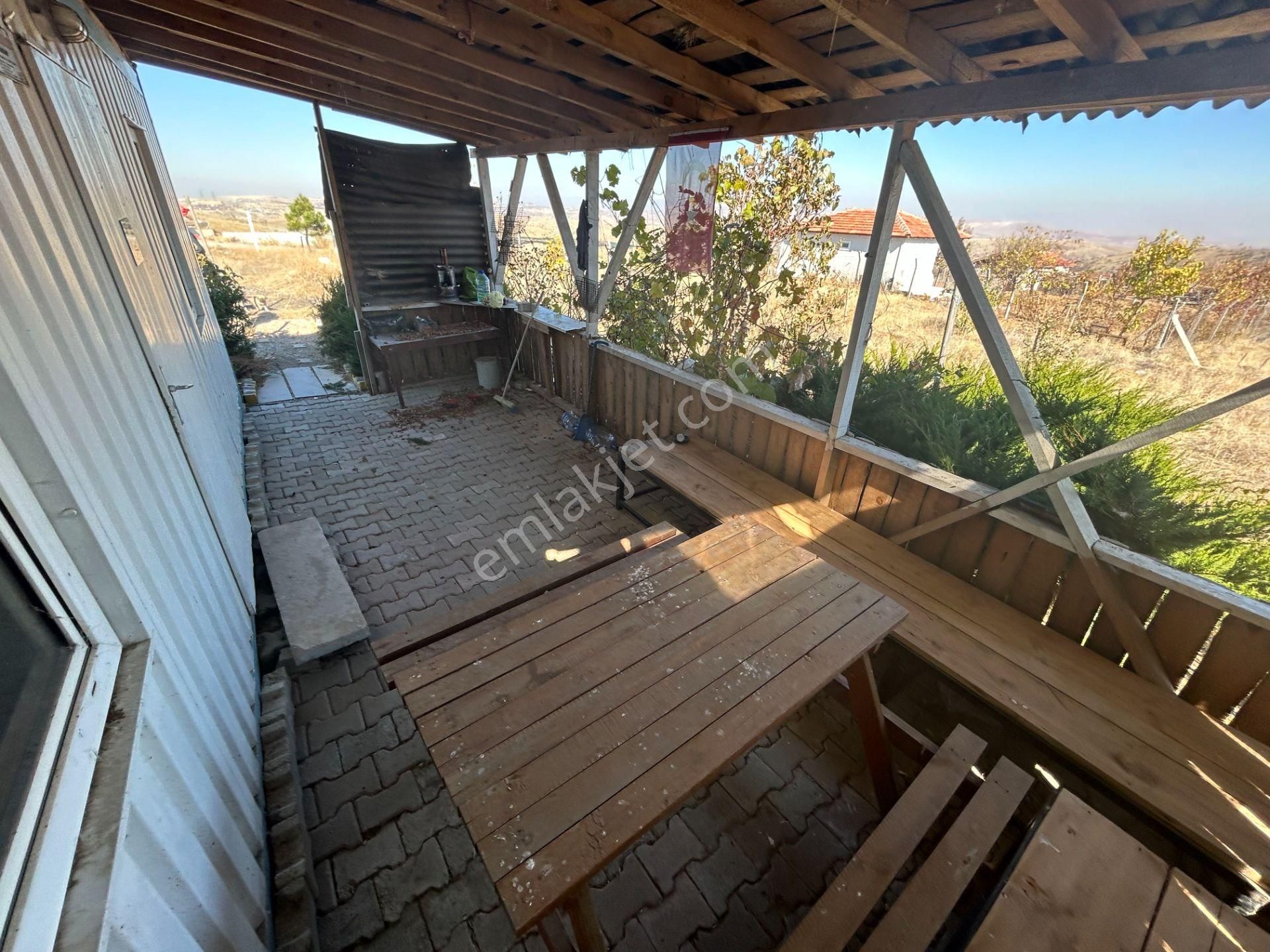 Tapulu Etrafı Çevrili Konteyner Ve Su Tankı Olan Bahçe - Görsel 3