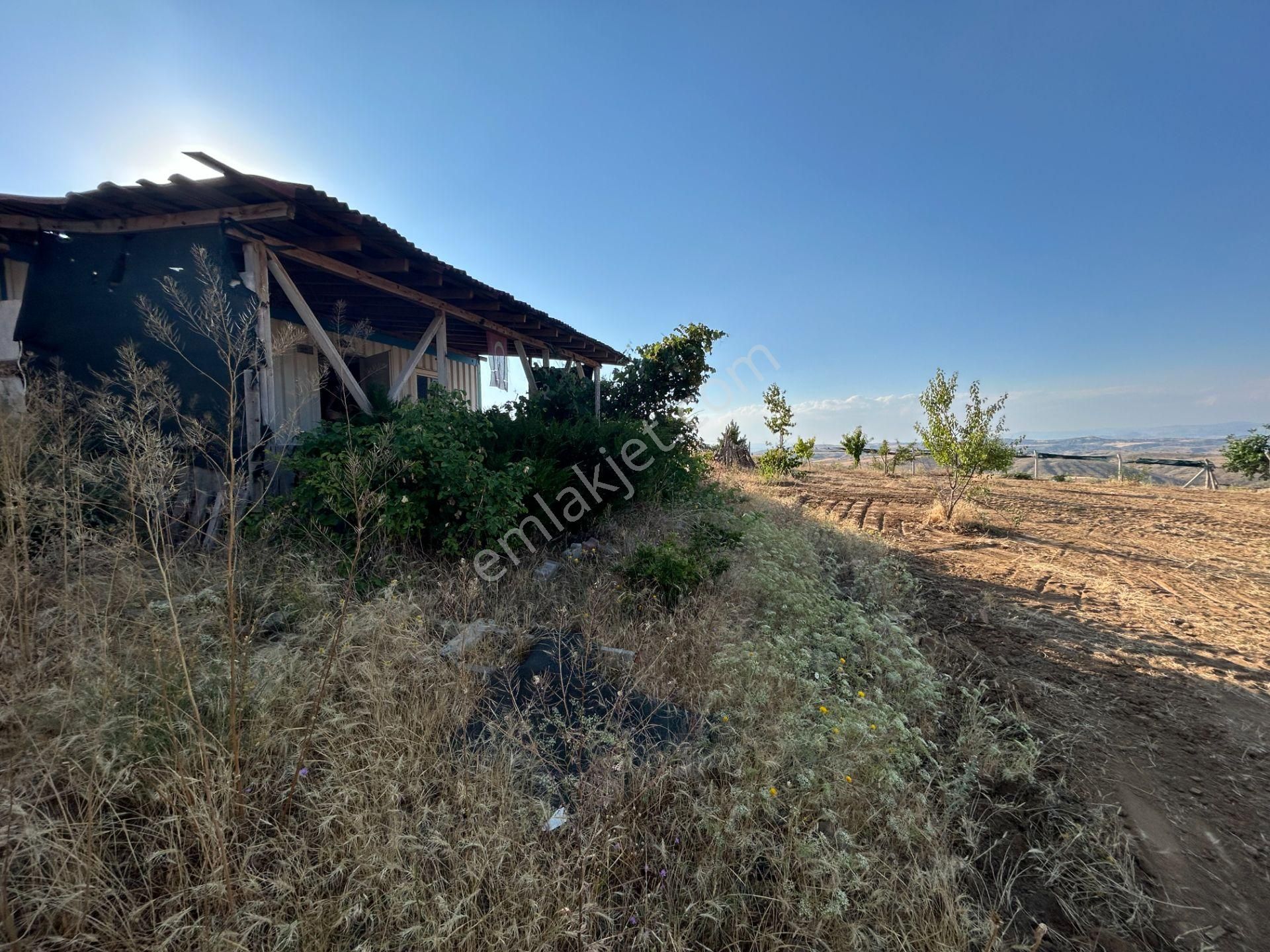 Tapulu Etrafı Çevrili Konteyner Ve Su Tankı Olan Bahçe - Görsel 15