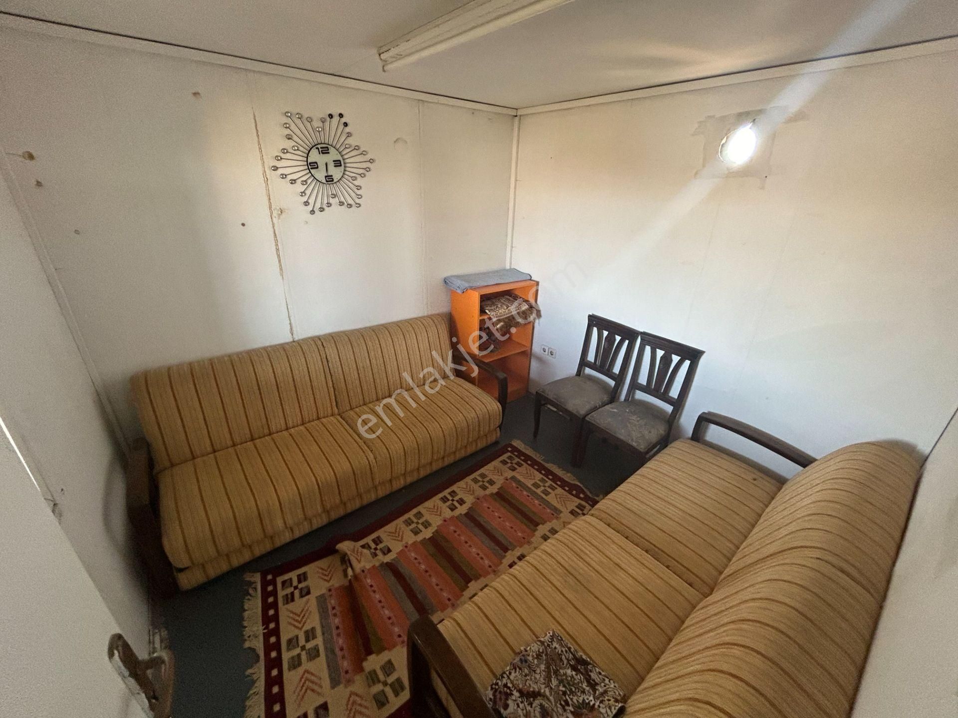 Tapulu Etrafı Çevrili Konteyner Ve Su Tankı Olan Bahçe - Görsel 4