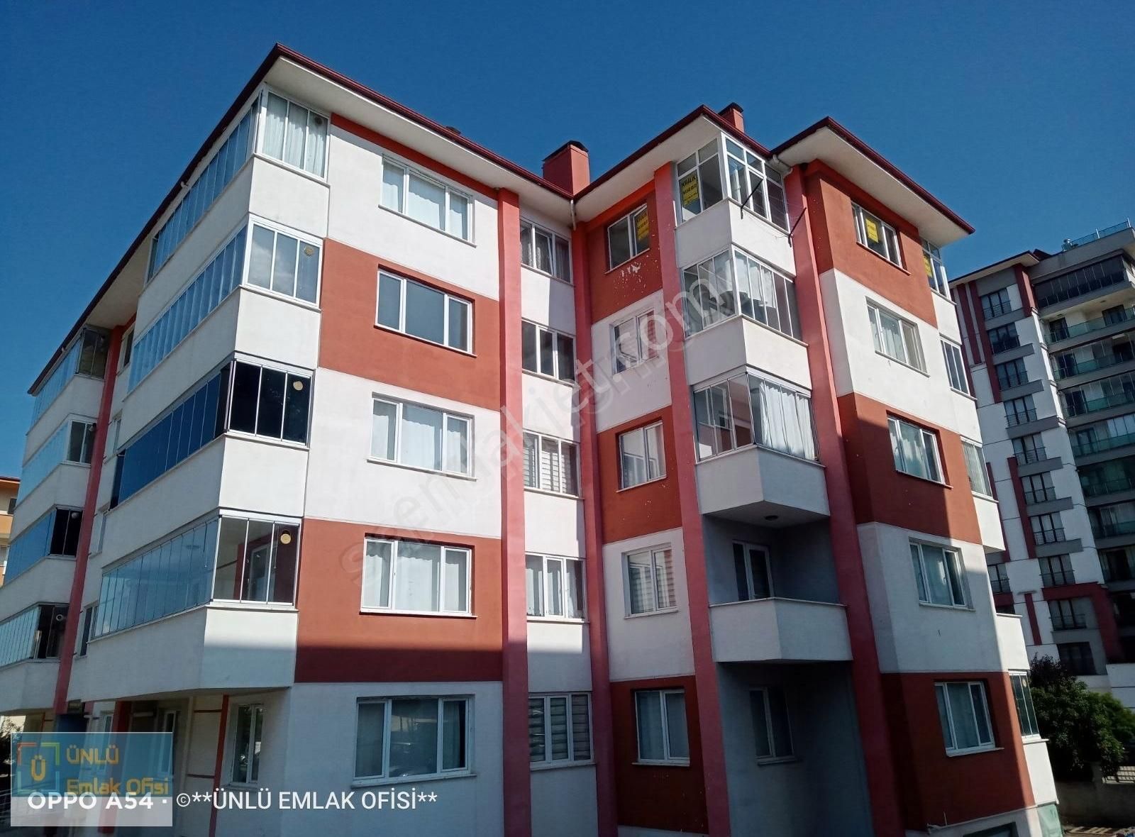 Ünlü Emlaktan Caddeye Yakın Konumda Kombili Kiralık 2+1 Daire