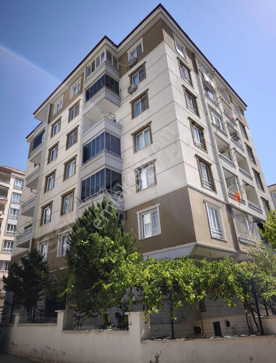 Gazikent Burak Mahallesi'nde Satılık Geniş Oturumlu 2+1 Daire
