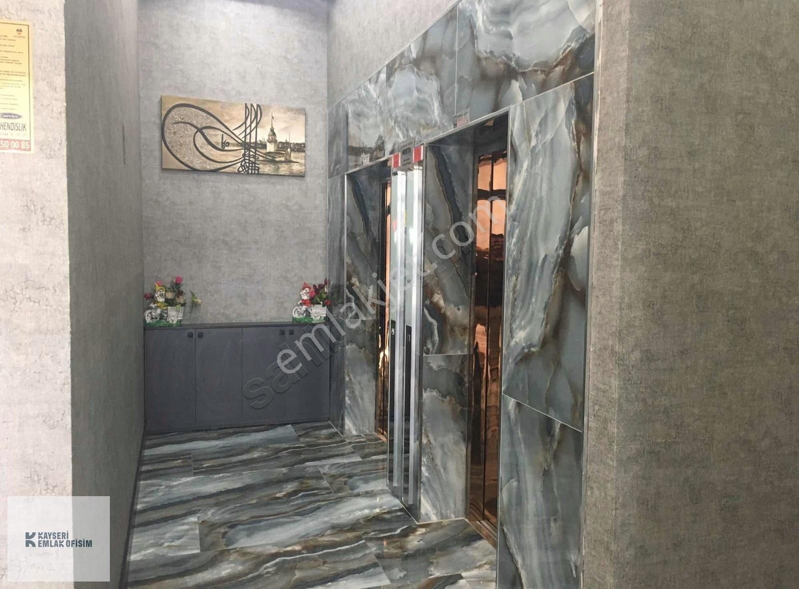 Emlak Ofisimden Şehir Hst. Karşısı Ayrı Mutfak Lüks Kiralık 2+1