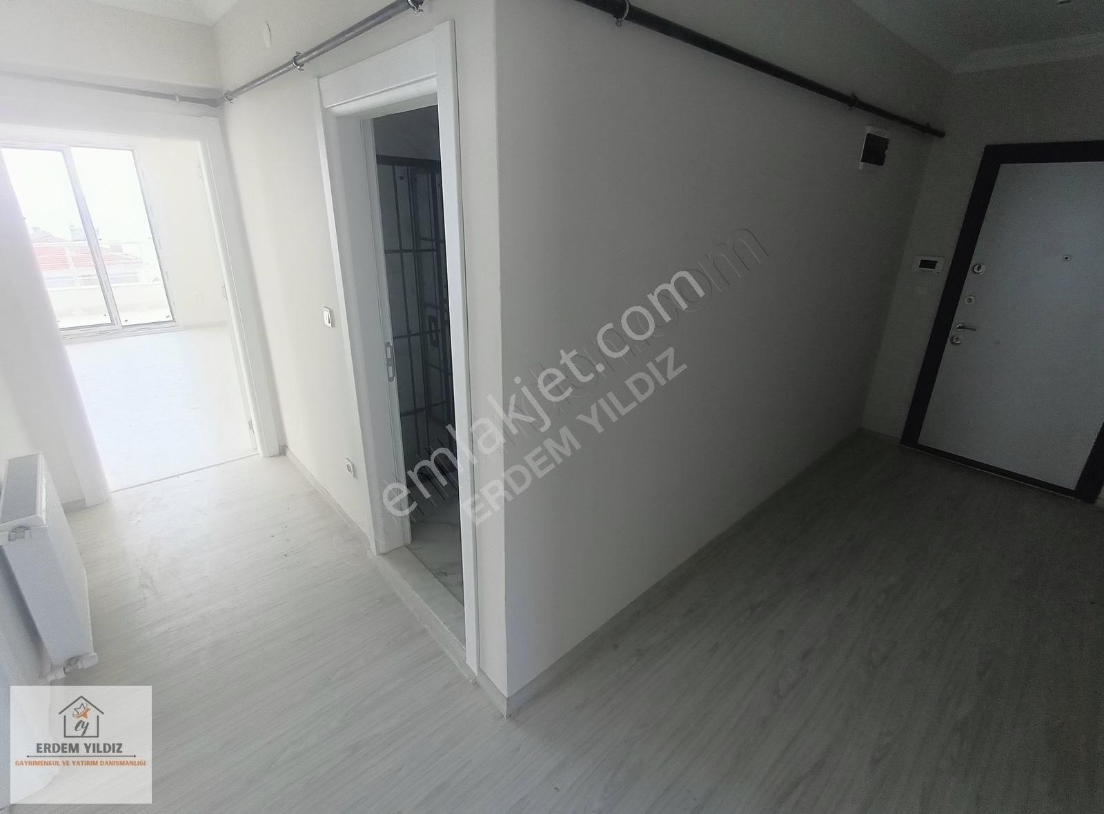 Erdem Yıldız'dan Harika Lokasyonda Deniz Manzaralı Sıfır Daire