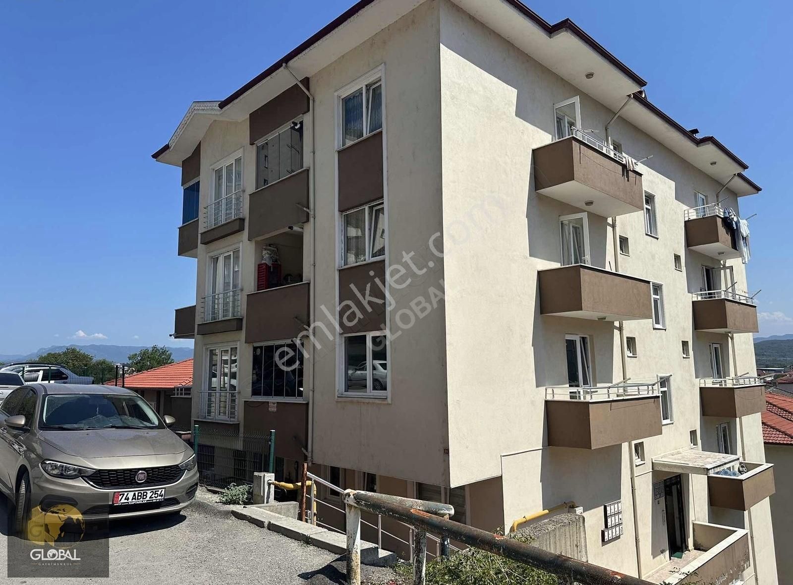 Kavallar Caddesinde Kiralık Ara Kat 2+1 Daire