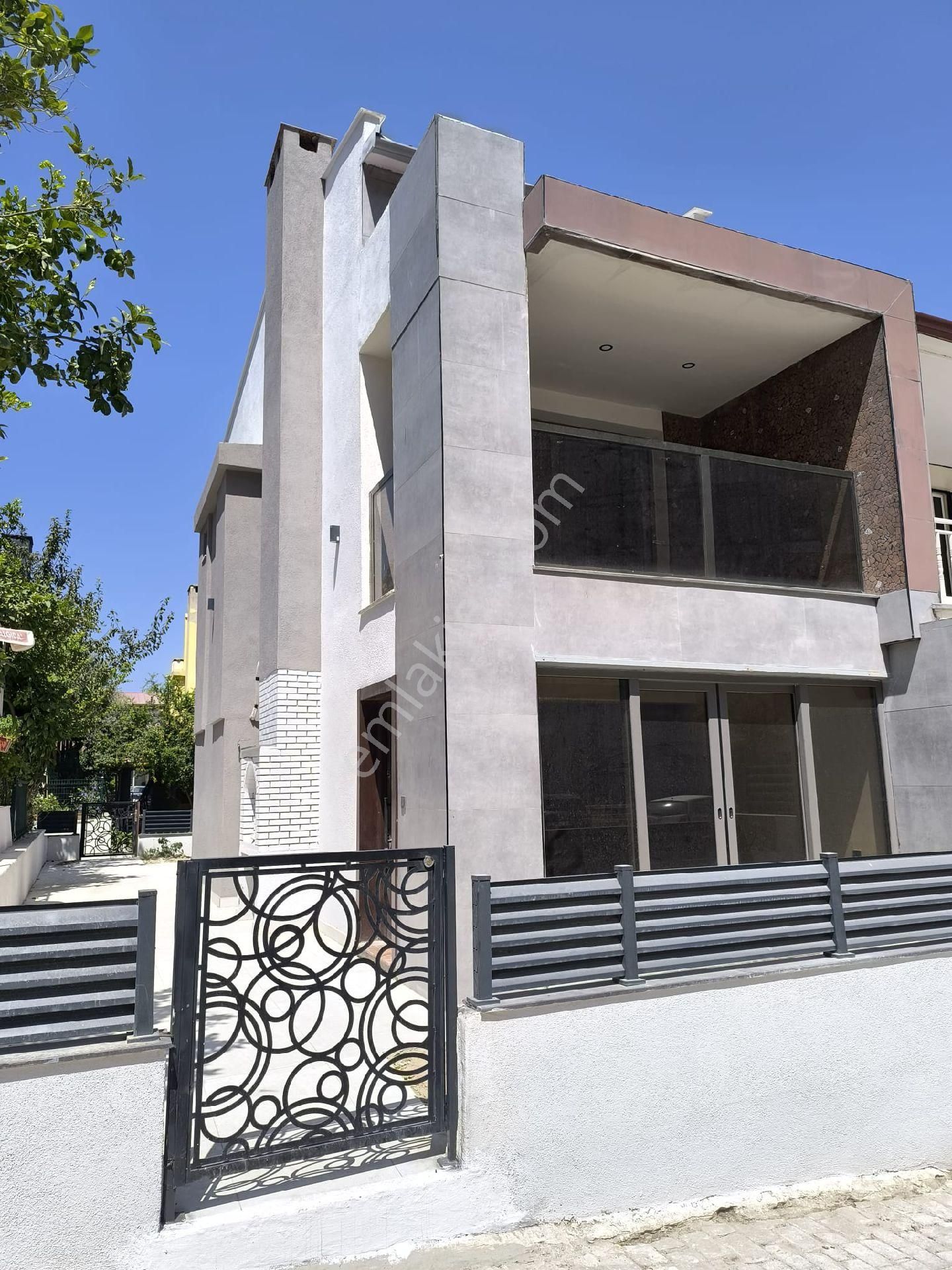 Acill Satılık Denize 100 Metre Mesafede 4+1 Komple Yenilenmis Bahçeli Villa