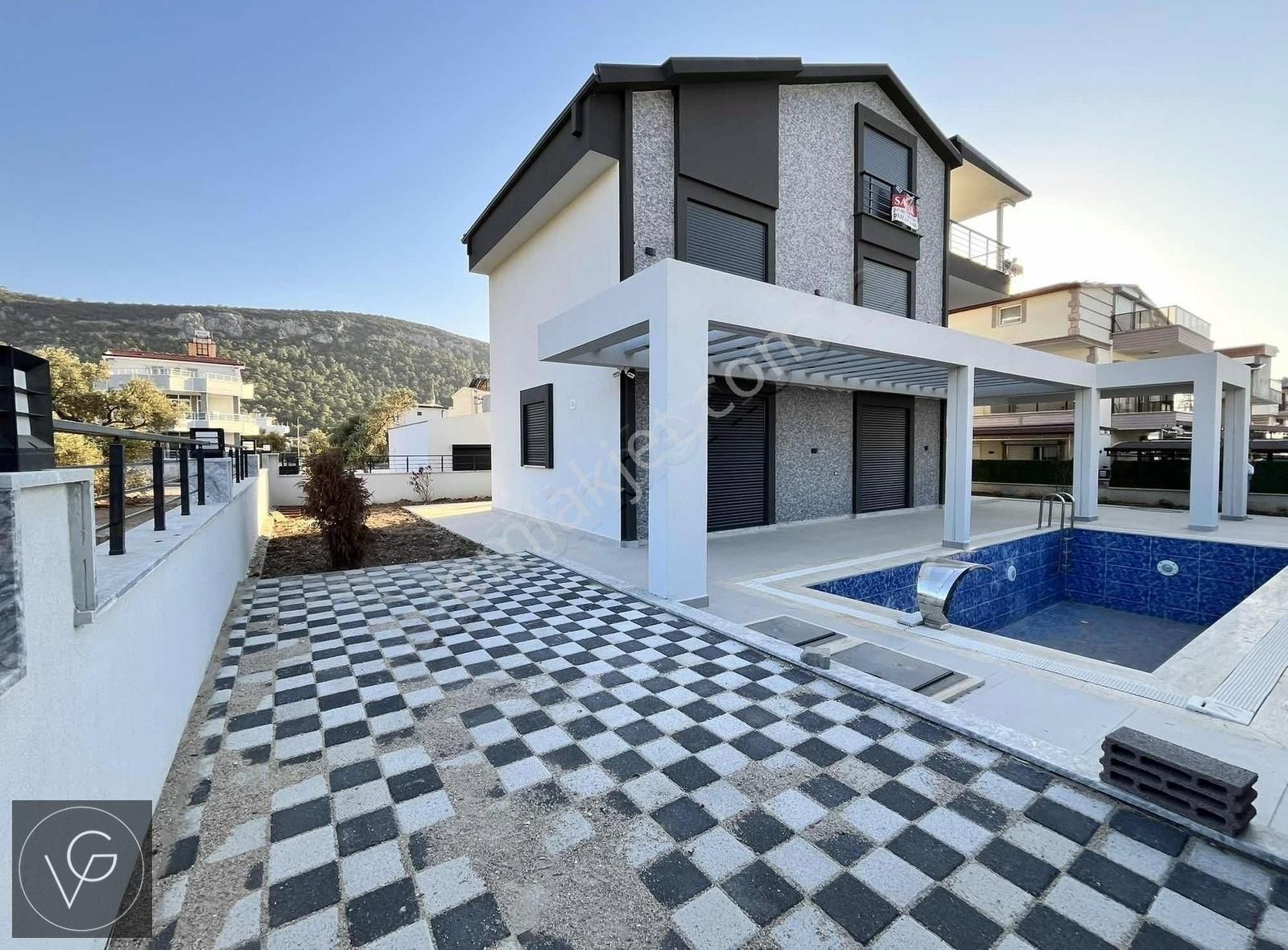 Didim Akbük'te Merkezde Deniz Manzaralı 5+1 Müstakil Villa