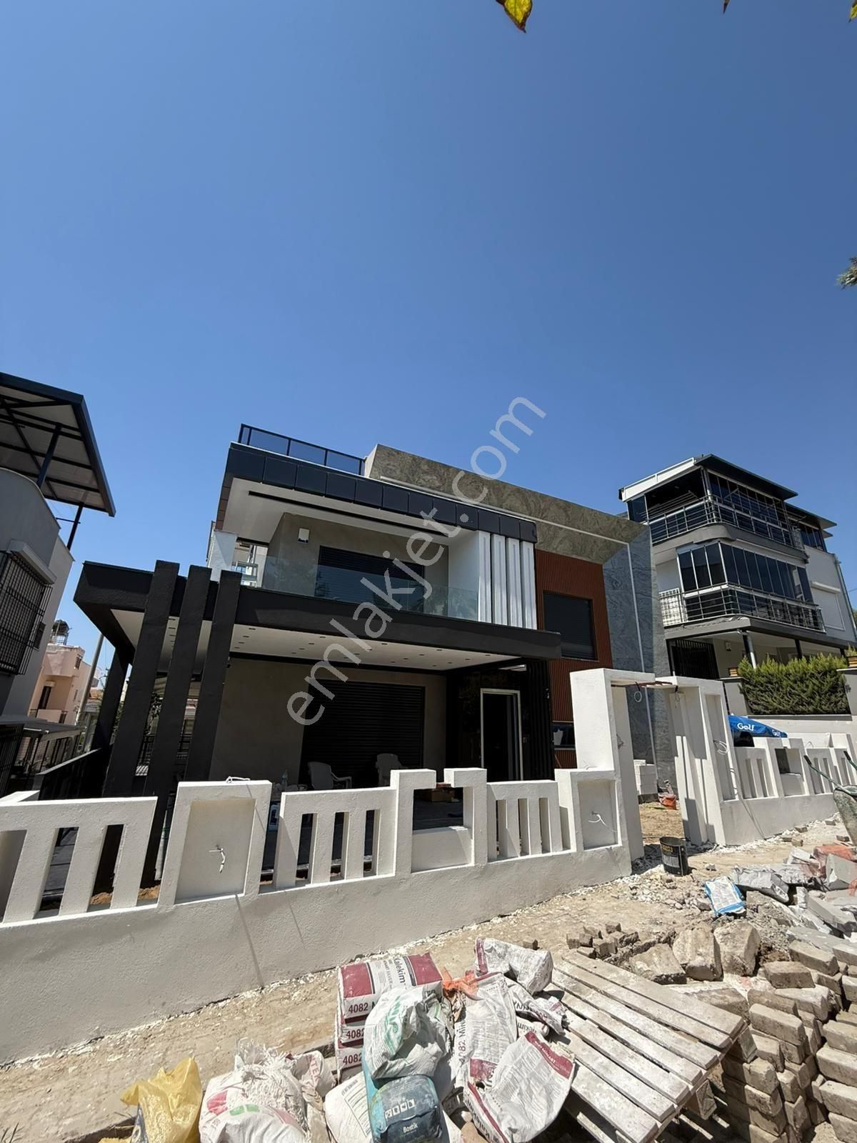 Kuşadası Kadınlardenizinde Yerden Isıtmalı Akıllı Ev Sistemli Sıfır 3+1 Villa