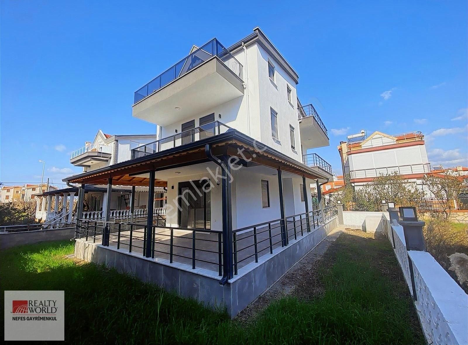 Rw Nefes'ten Altınova'da Denize 100 Metre Mesafede 5+1 Villa