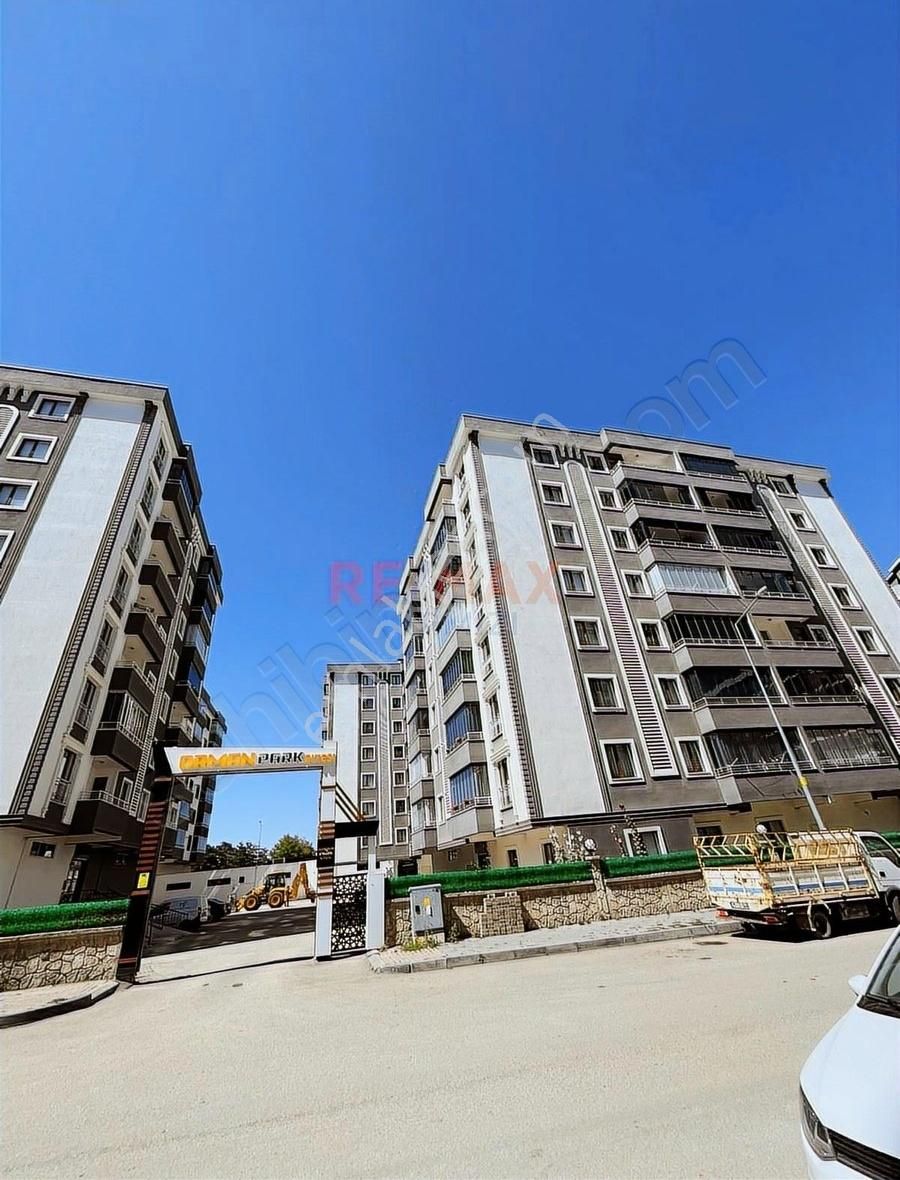 Re/max Kırmızı'dan Erzurum Kombina Caddesi'nde Kiralık 3+1 Daire