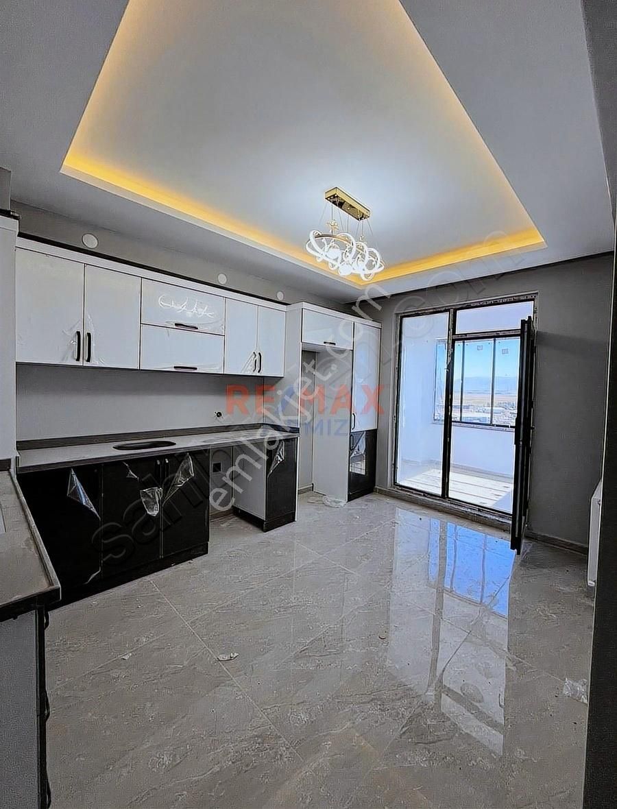 Re/max Kırmızı'dan Erzurum Hilalkent 'te Satılık 3+1 Daire