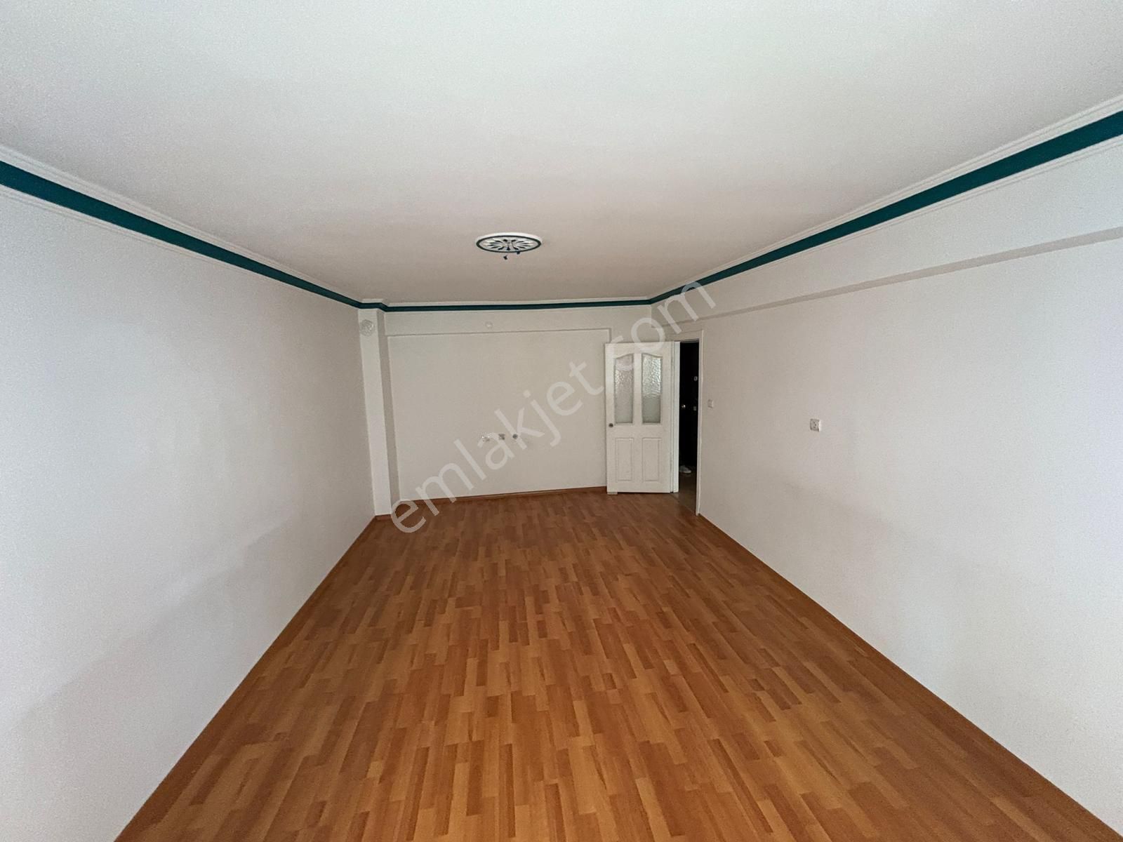 Etimesgut Topçu Mah Kat Konumunda 13 Yıllık 3+1 Satılık Daire