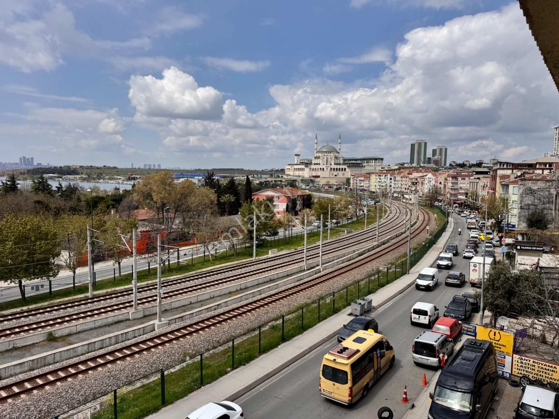 "avc Emlak'tan" Küçükçekmece Kanarya'da Kiralık 2+1 Göl Manzaralı Daire