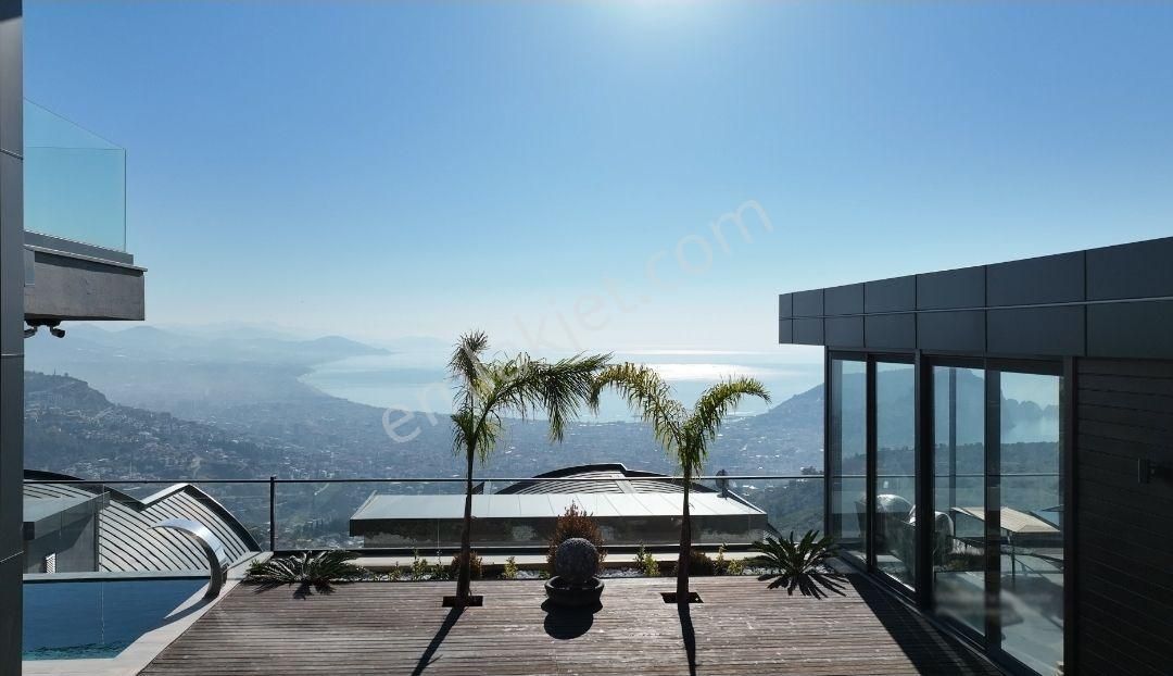 Alanya Tepe Mah.deniz Kale Manzaralı Havuzlu Asansörlü Lüks Villa