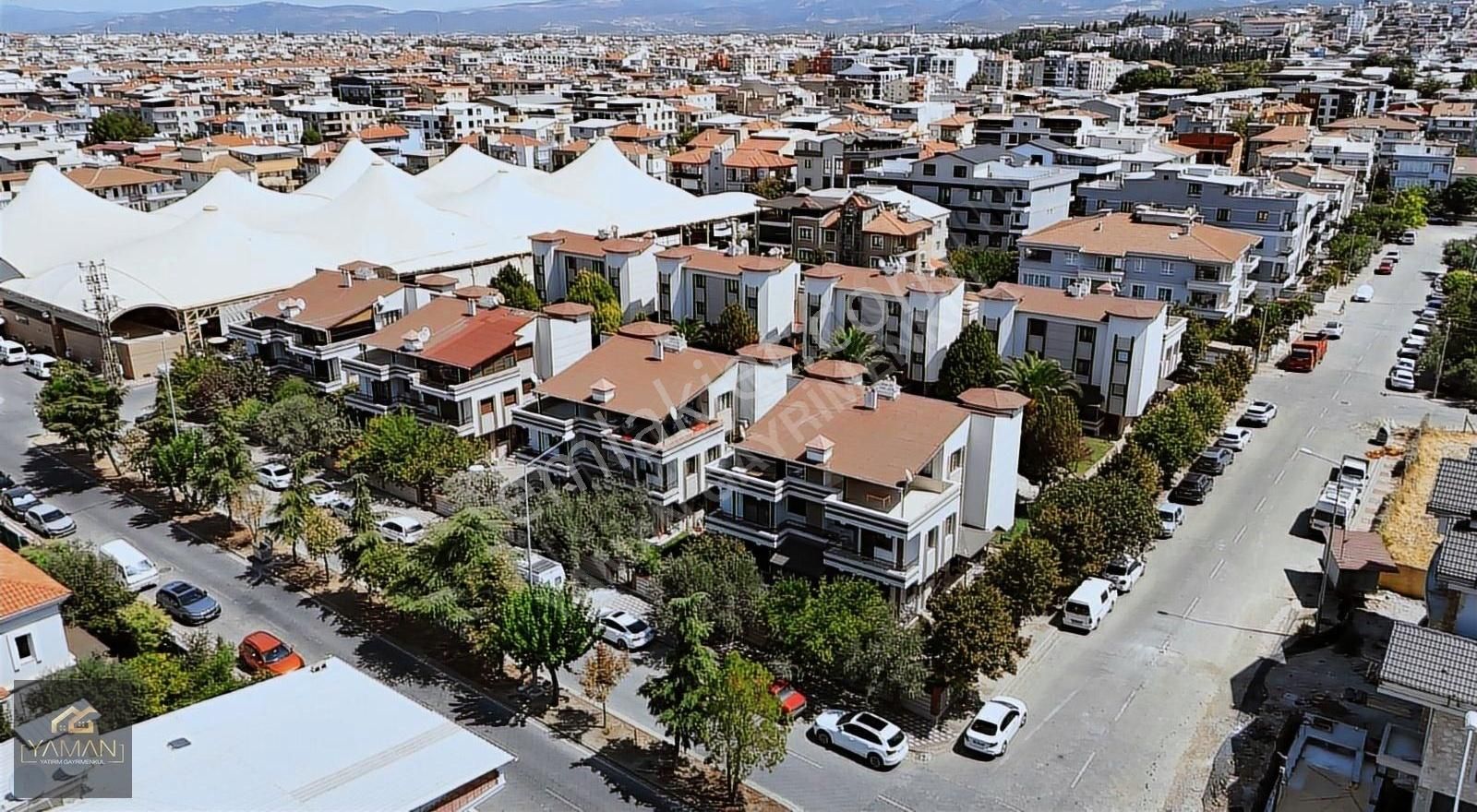 Akhisar Atlıhan Villaları'nda Satılık 3+1 Tripleks Villa.