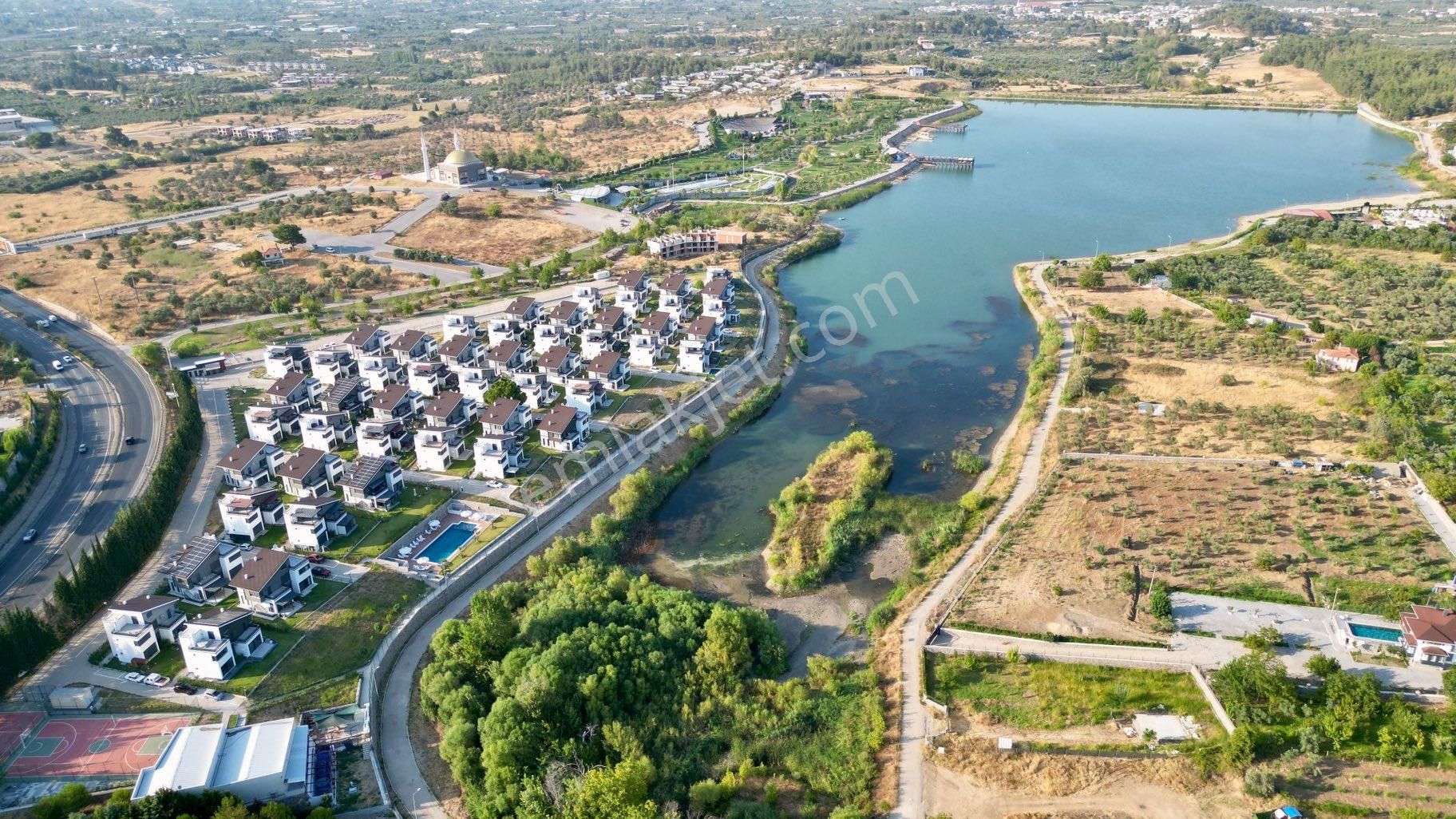 Kemalpaşa Çiniliköy’de Göl Kenarı Havuzlu Sitede Satılık 6+1 Villa