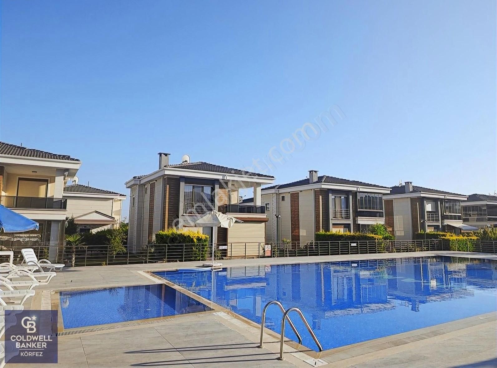 Edremit Narlı Nahit Doğan Sitesi'nde Bahçeli Müstakil Villa