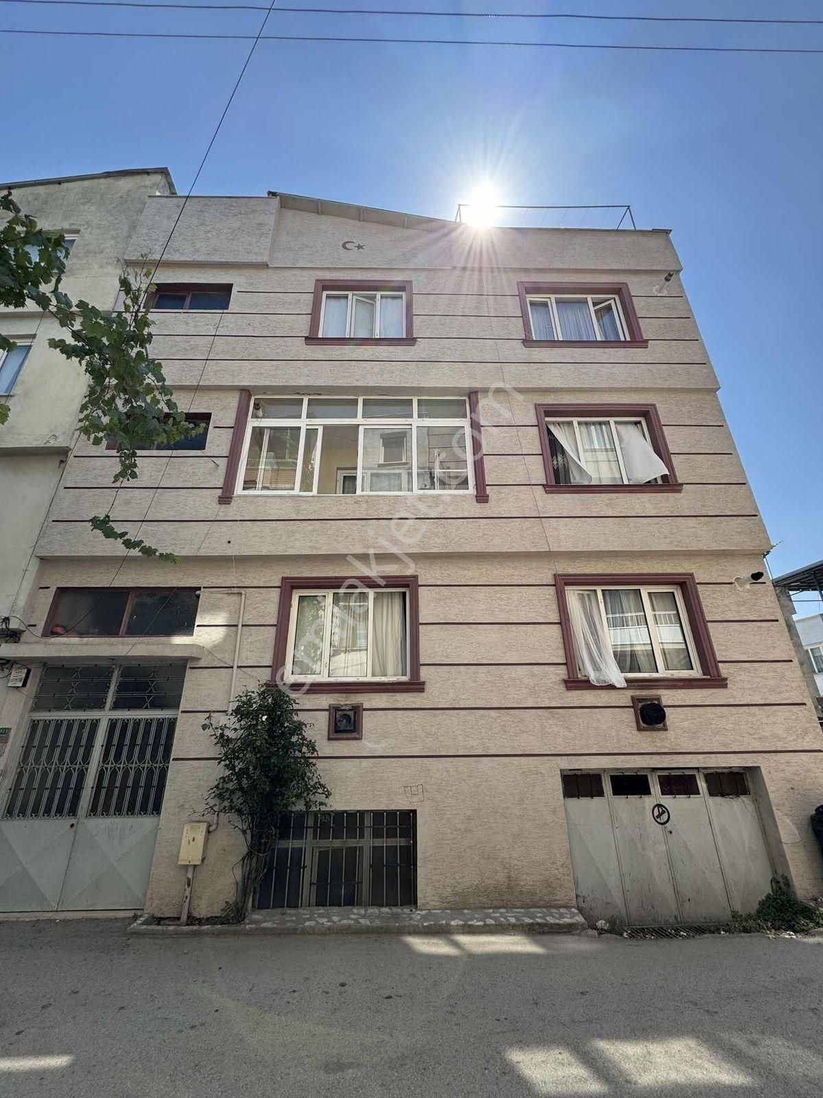 Bağlarbaşında Satılık 3 Katlı Bina Yapı Kayıt Belgeli