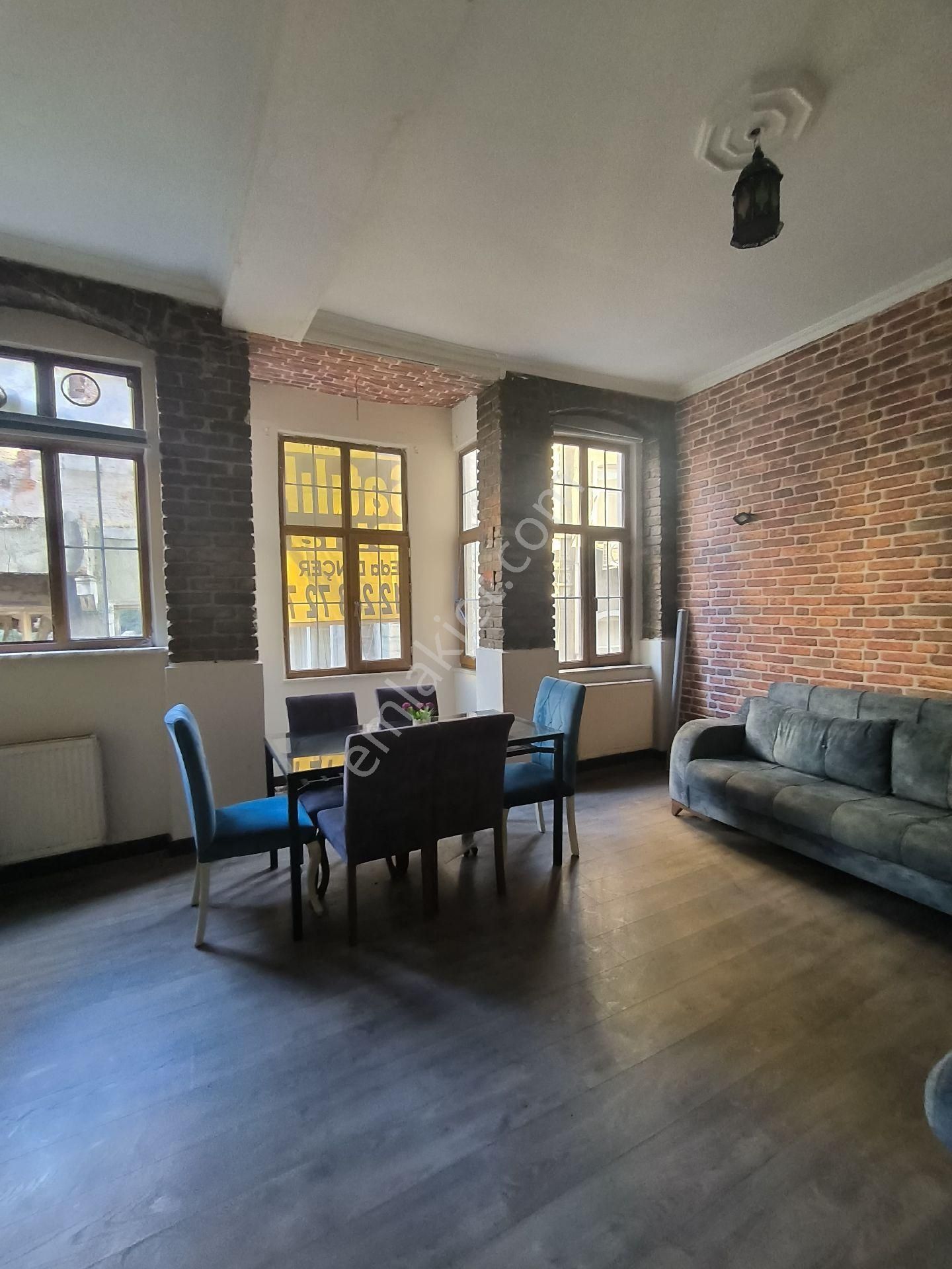 Beyoğlu'nda Faturalar Dahil Yüksek Tavanlı Kiralık Daire