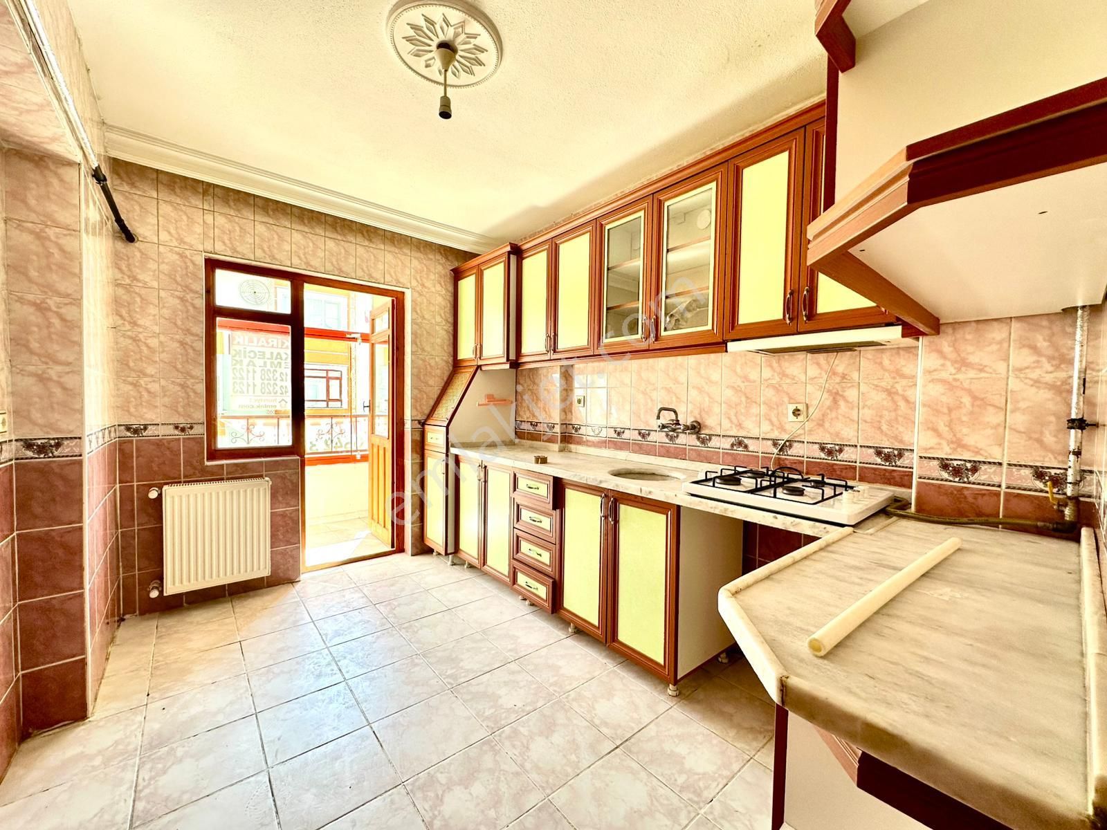Kalecik Emlak'tan Kiralık Ara Kat'da 3+1 Geniş Daire