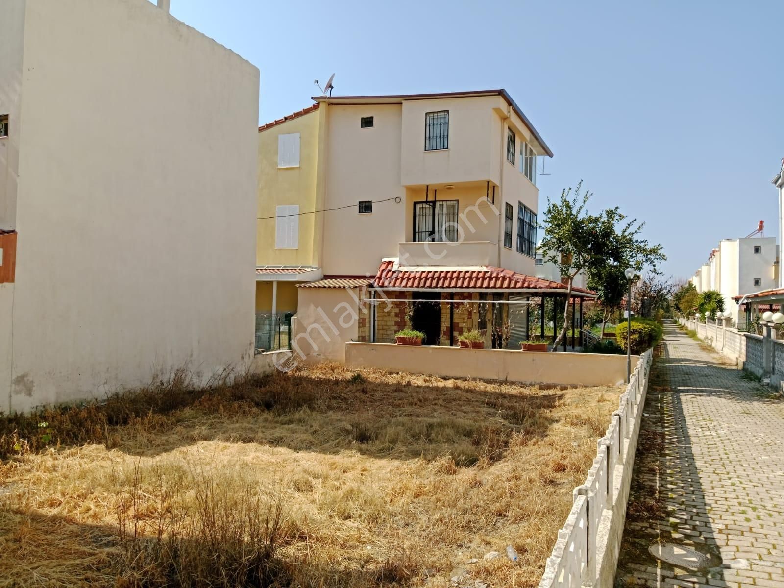 Kuşadası'nda Denize 350 Metre Site İçinde 175m2 Arsa 15/30 İmar