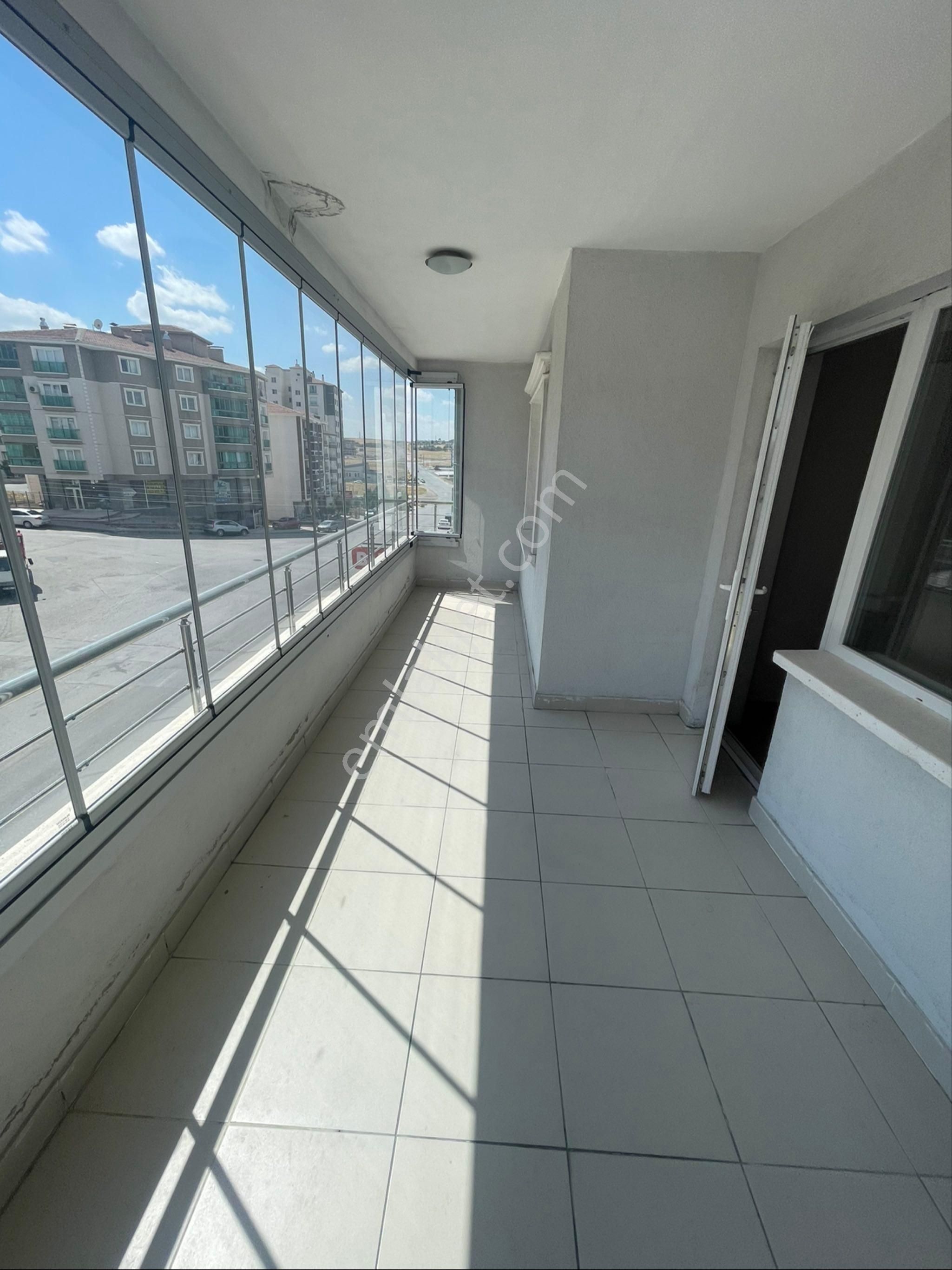Kiralık Sincan Pınarbaşı’nda Daire Full Yapılı 3 + 1 Üçüncü Katta Asansör Var Ara Katta