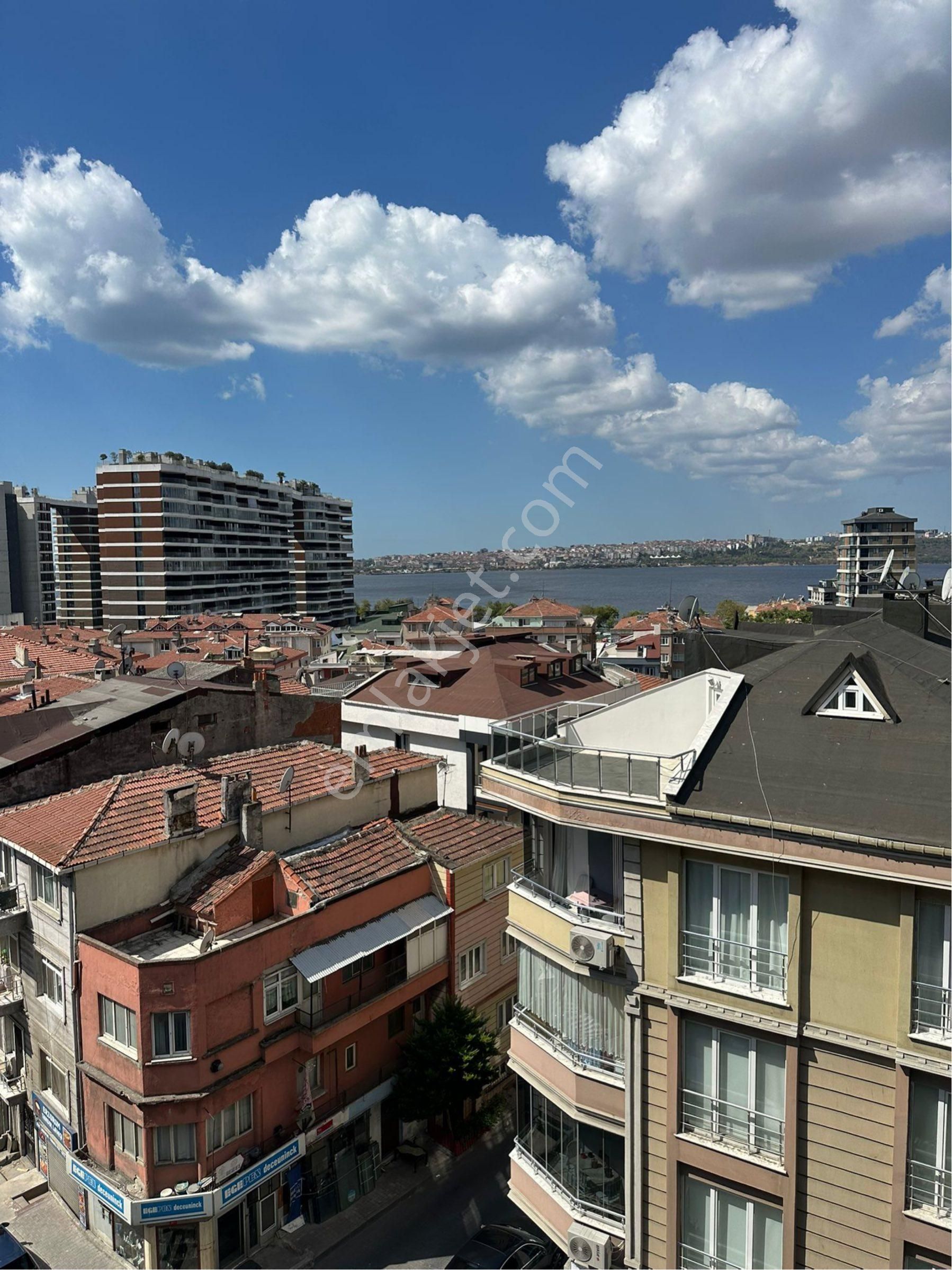 Zeki Emlak’tan Cadde Üzerinde Manzaralı Kiralık 3+1 Daire