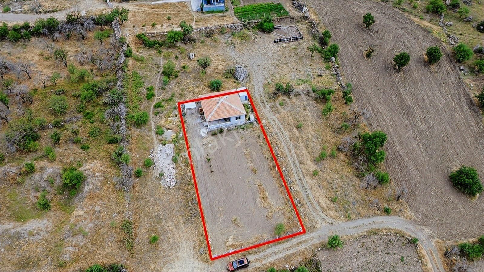 Çevrilde 842m2 Üzerine Kurulu Baraj Manzaralı Suyu Var Ev