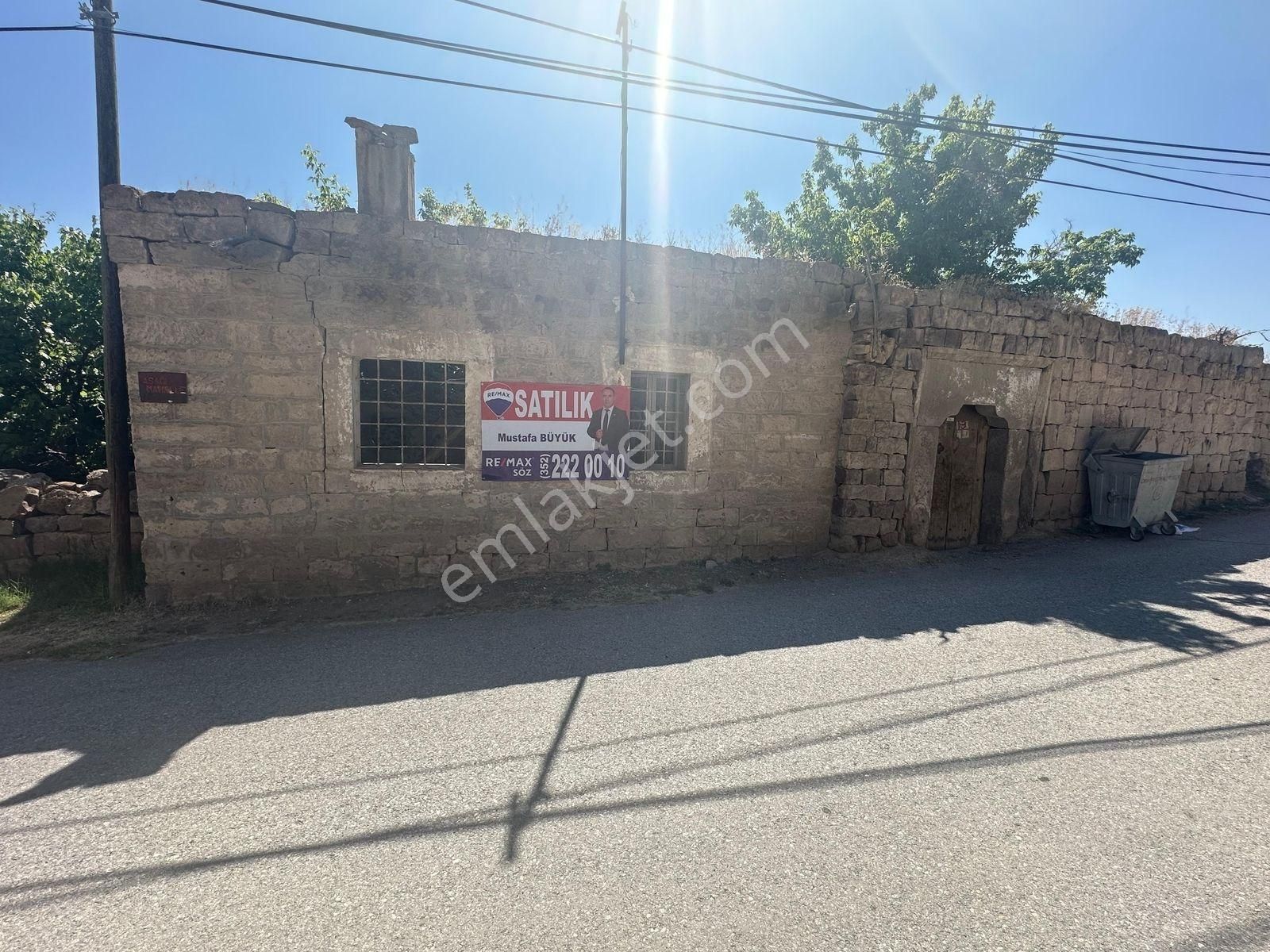 Yeşilyurt Mahallesinde Köyiçi 470 M2 Kargir Ev Ve Arsası