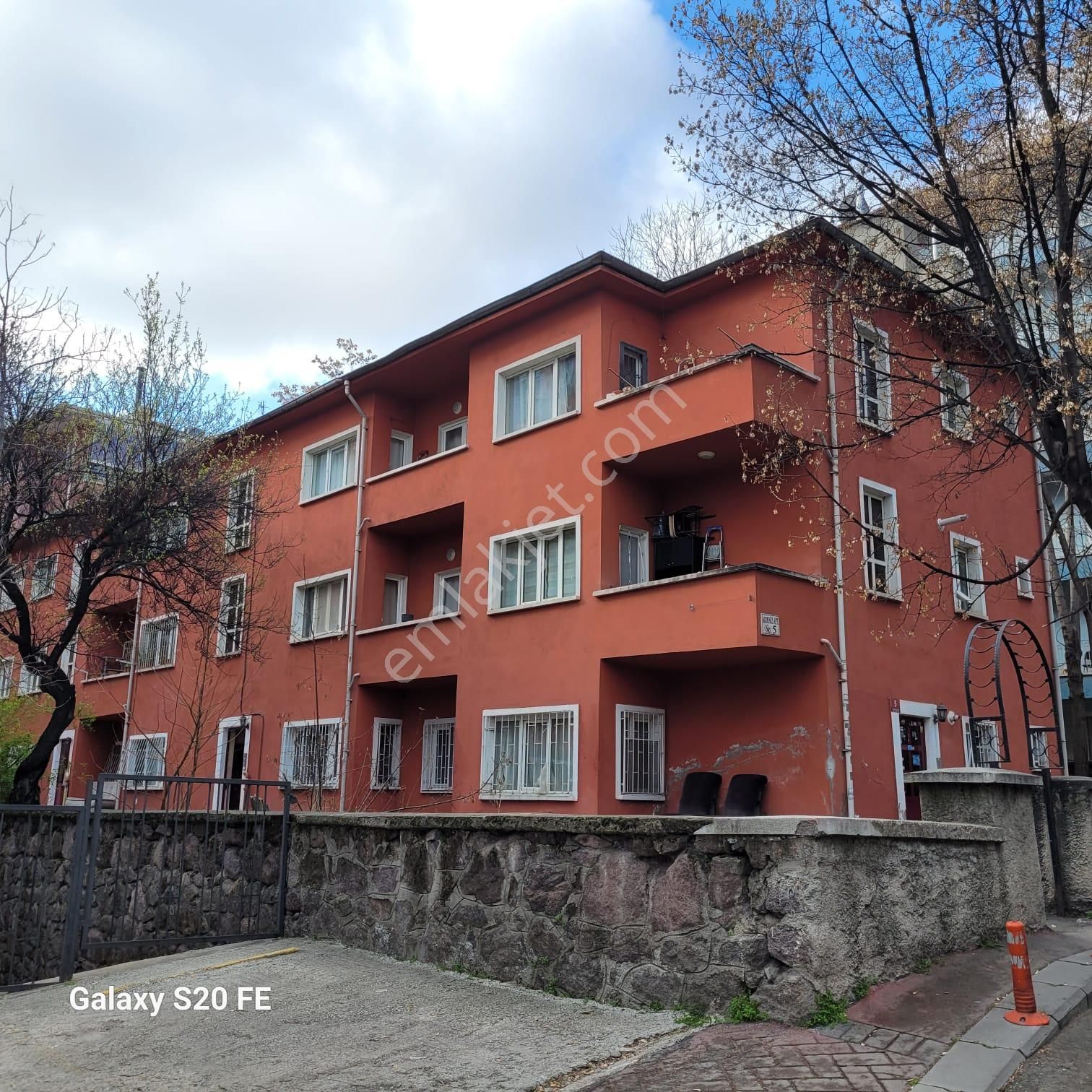 Eşyalı 2+1 Kiralık Daire: Merkezi Konumda -tarihi Ve Bahçeli Binada-ara Katta-balkonlu Daire