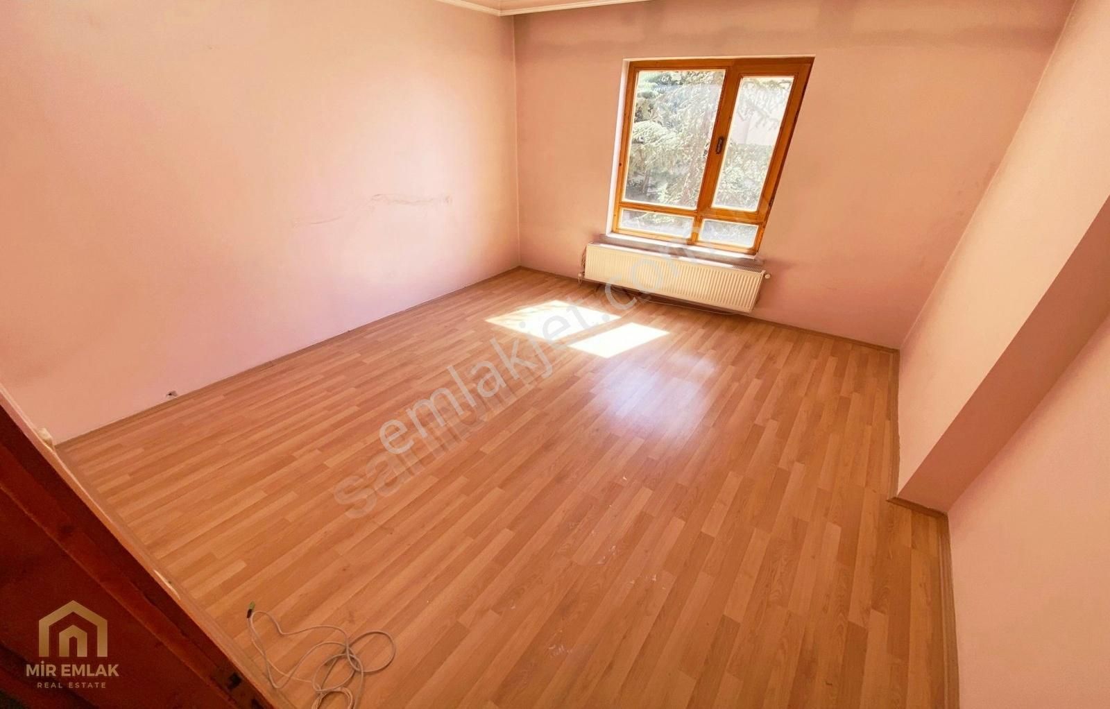 Mir'den Özgürlük Caddesinde Ortakatta 3+1 Daire 2 Balkonlu