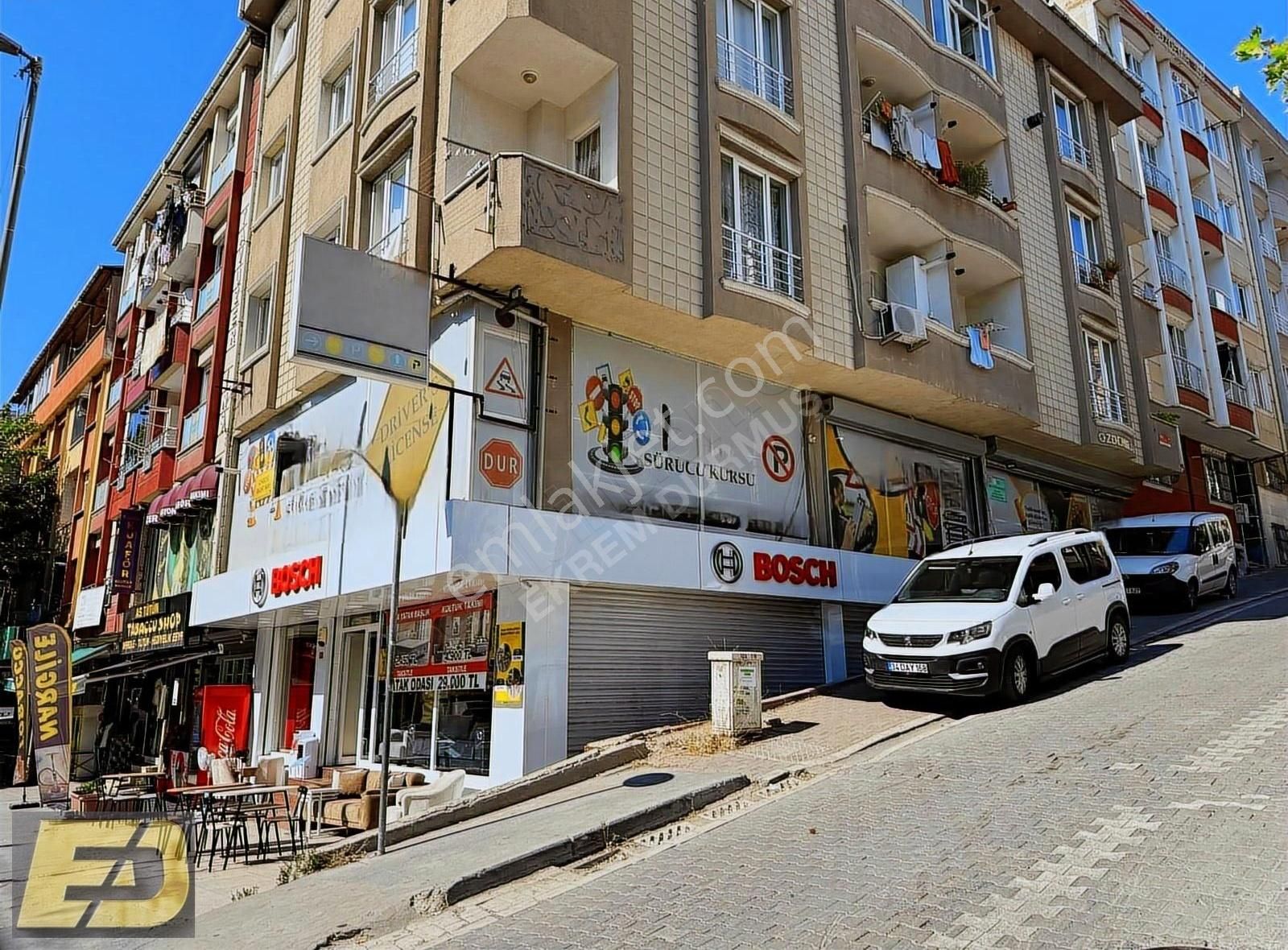 Merkezi Konumda Yaya Ve Araç Trafiğine Açık İşlek Cadde Üzeri - Görsel 6