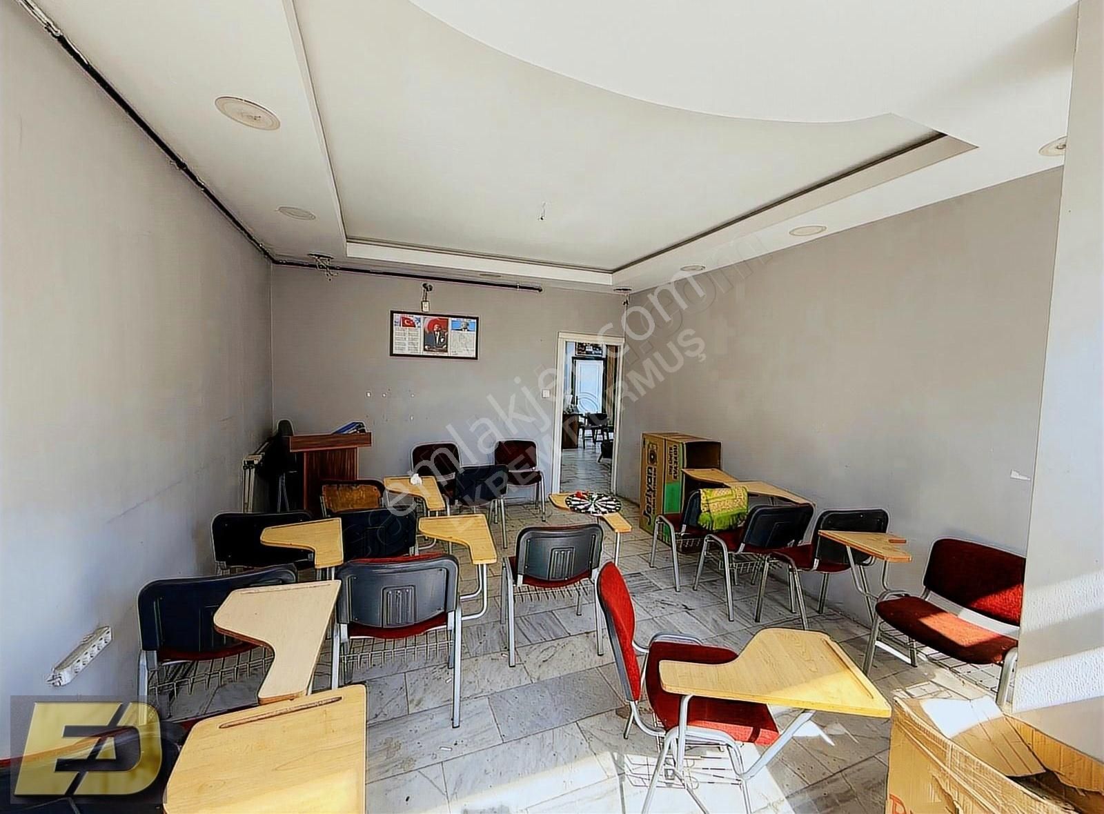 Merkezi Konumda Yaya Ve Araç Trafiğine Açık İşlek Cadde Üzeri - Görsel 12