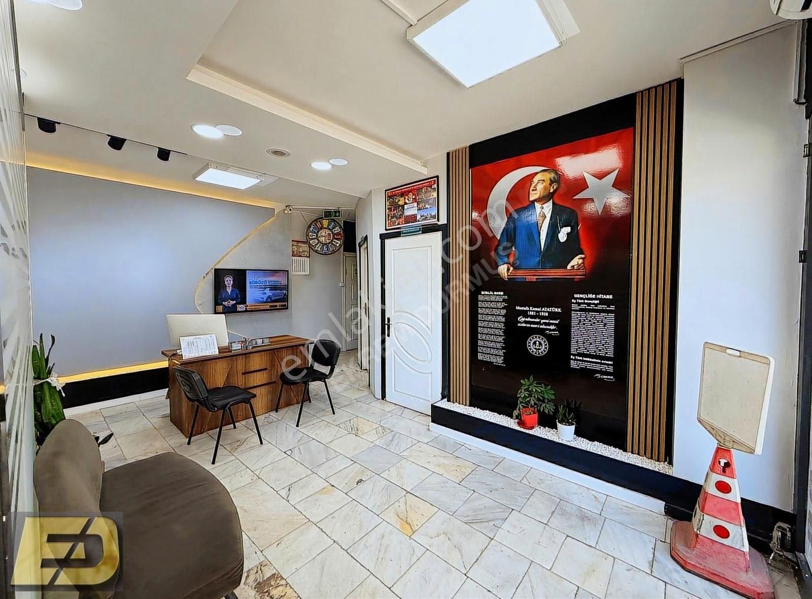 Merkezi Konumda Yaya Ve Araç Trafiğine Açık İşlek Cadde Üzeri - Görsel 4