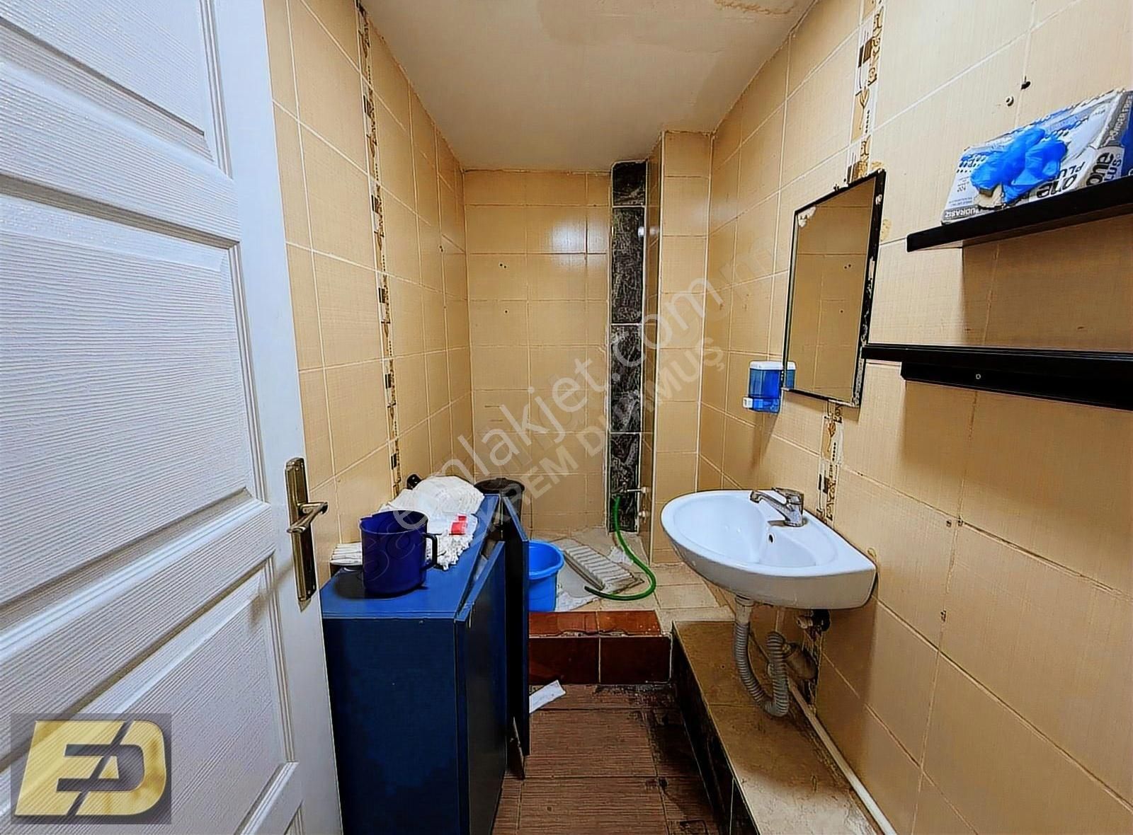 Merkezi Konumda Yaya Ve Araç Trafiğine Açık İşlek Cadde Üzeri - Görsel 11