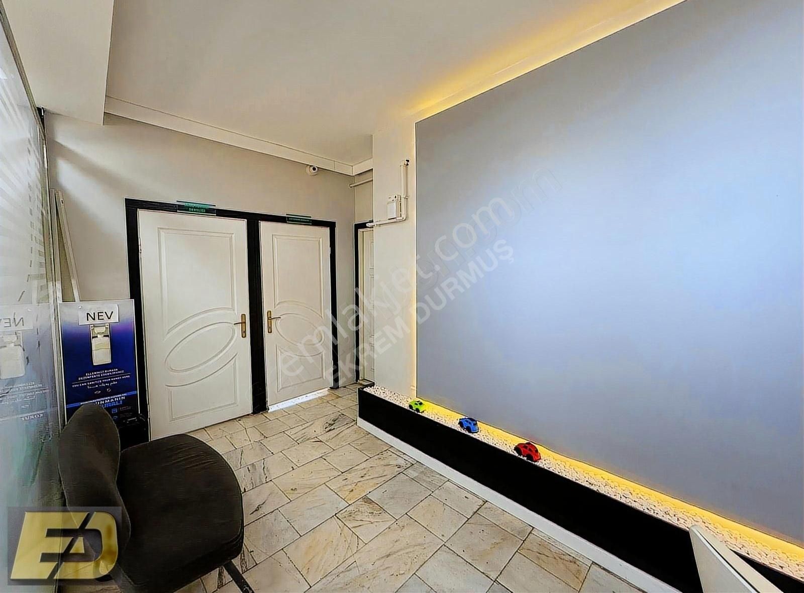 Merkezi Konumda Yaya Ve Araç Trafiğine Açık İşlek Cadde Üzeri - Görsel 9