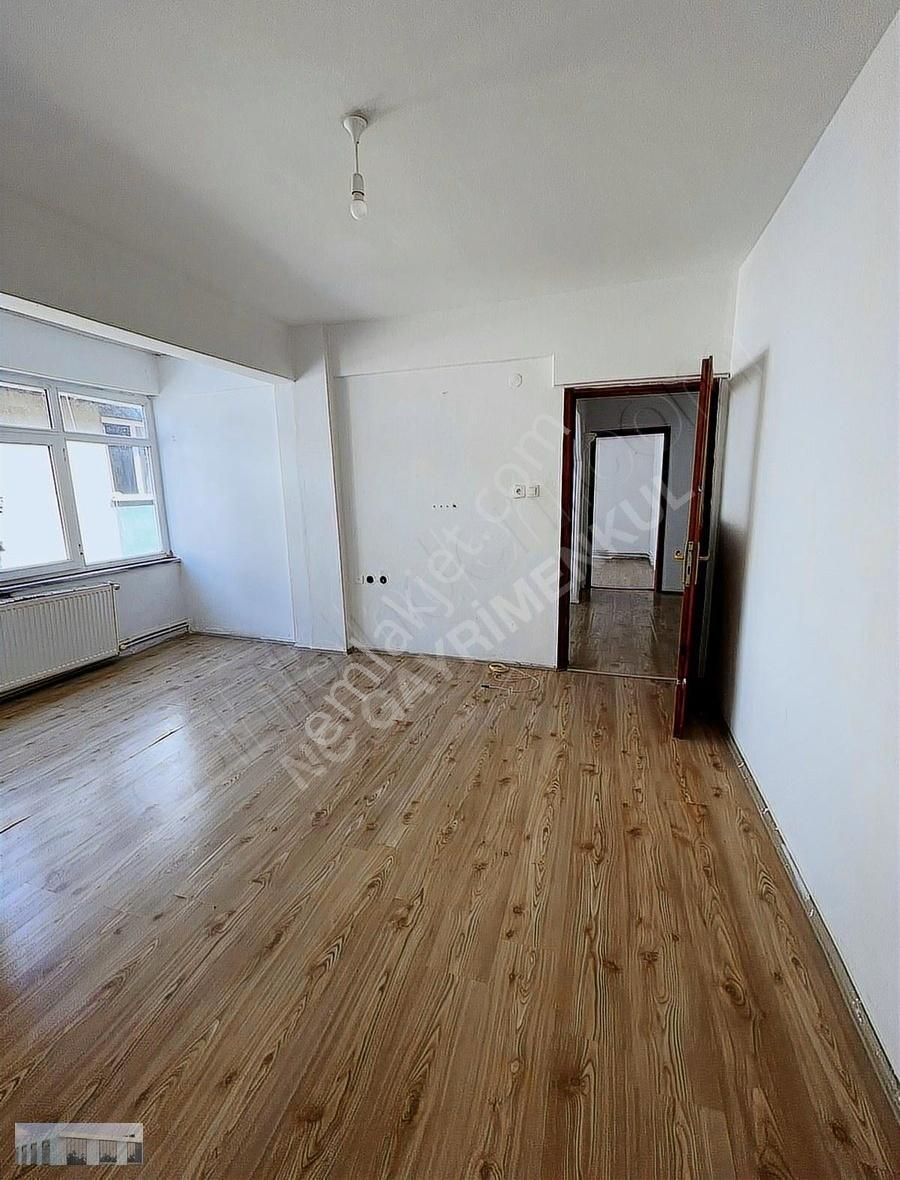 Cumhuriyet Mahallesi Emek Sokakta 1+1 Kiralık Daire