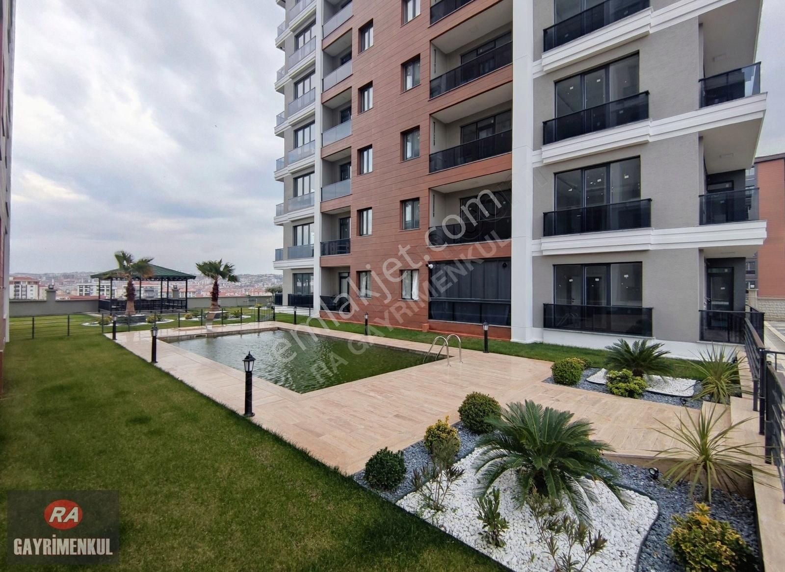 Silivri Yeni Mh. Merkezi Konumda Havuzlu Butik Site İçi 2+1