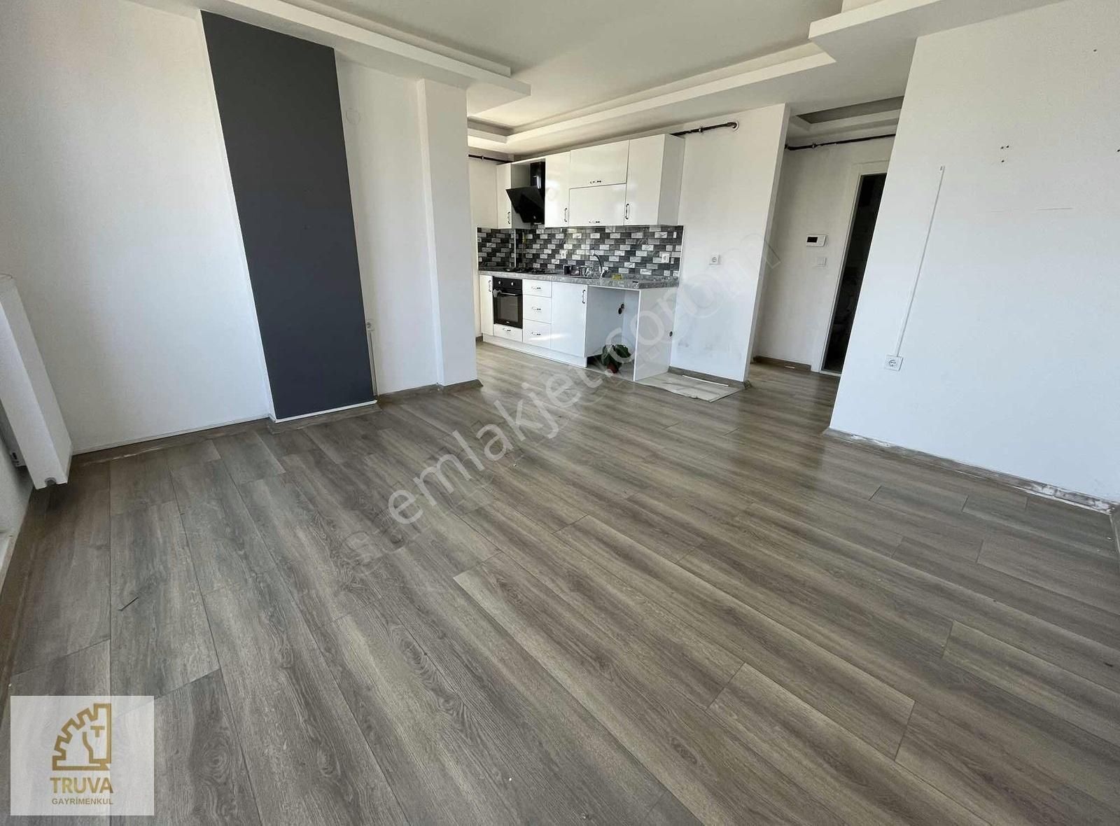 Truva // Onur'dan Ana Yola Cephe Ulaşıma Yakın Kiralık 1+1 Daire